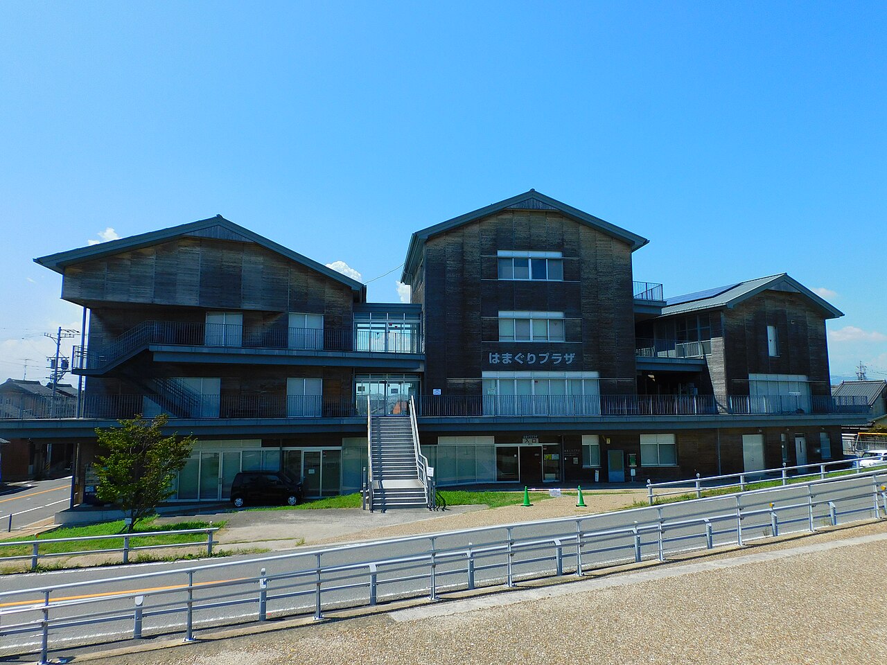 川沿いから見た桑名市城東地区複合施設はまぐりプラザ