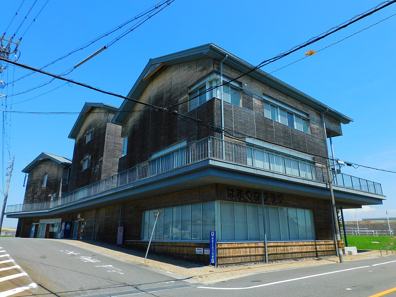 南西側から見た桑名市城東地区複合施設はまぐりプラザ