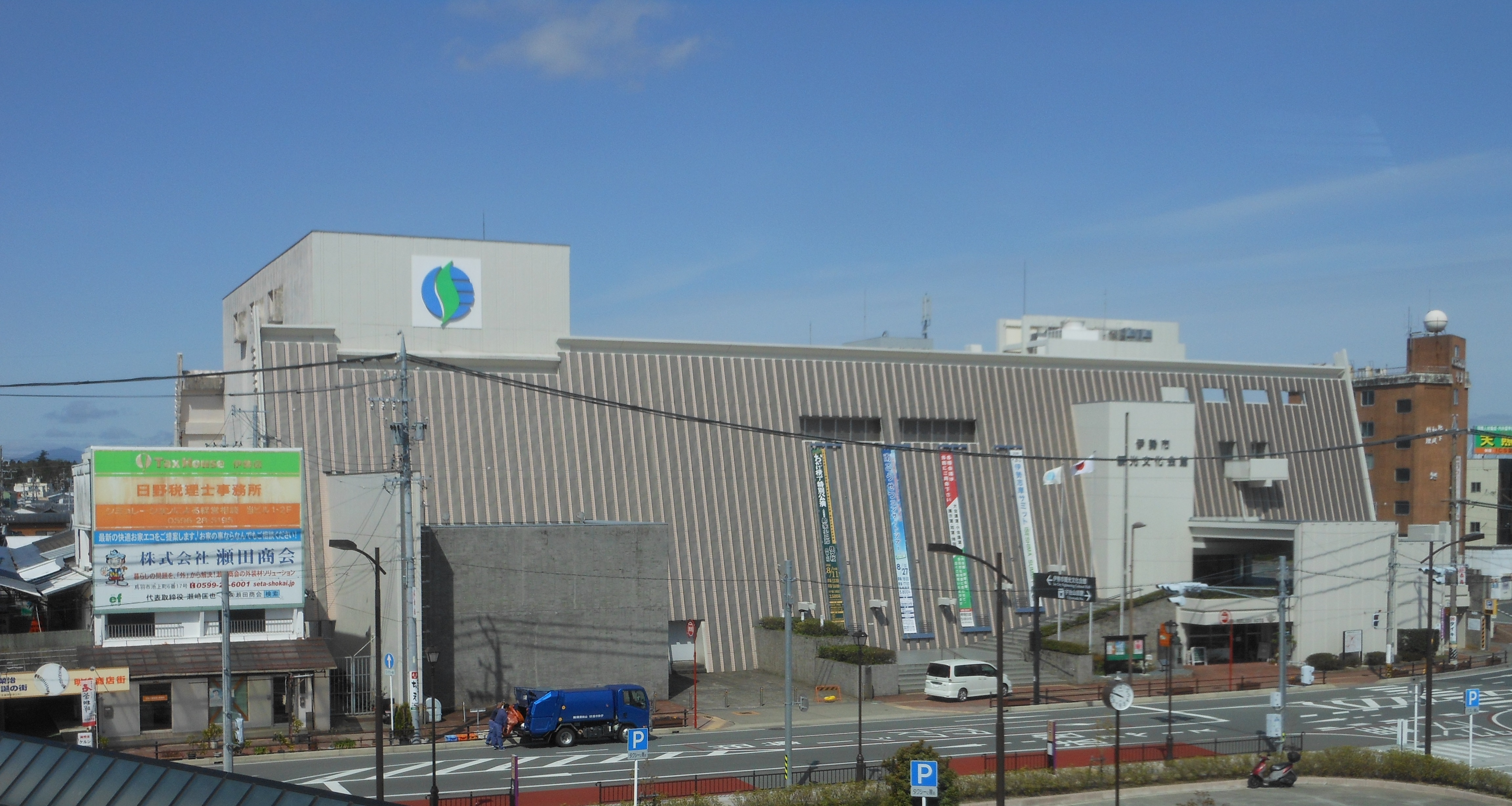 伊勢市観光文化会館の広角外観