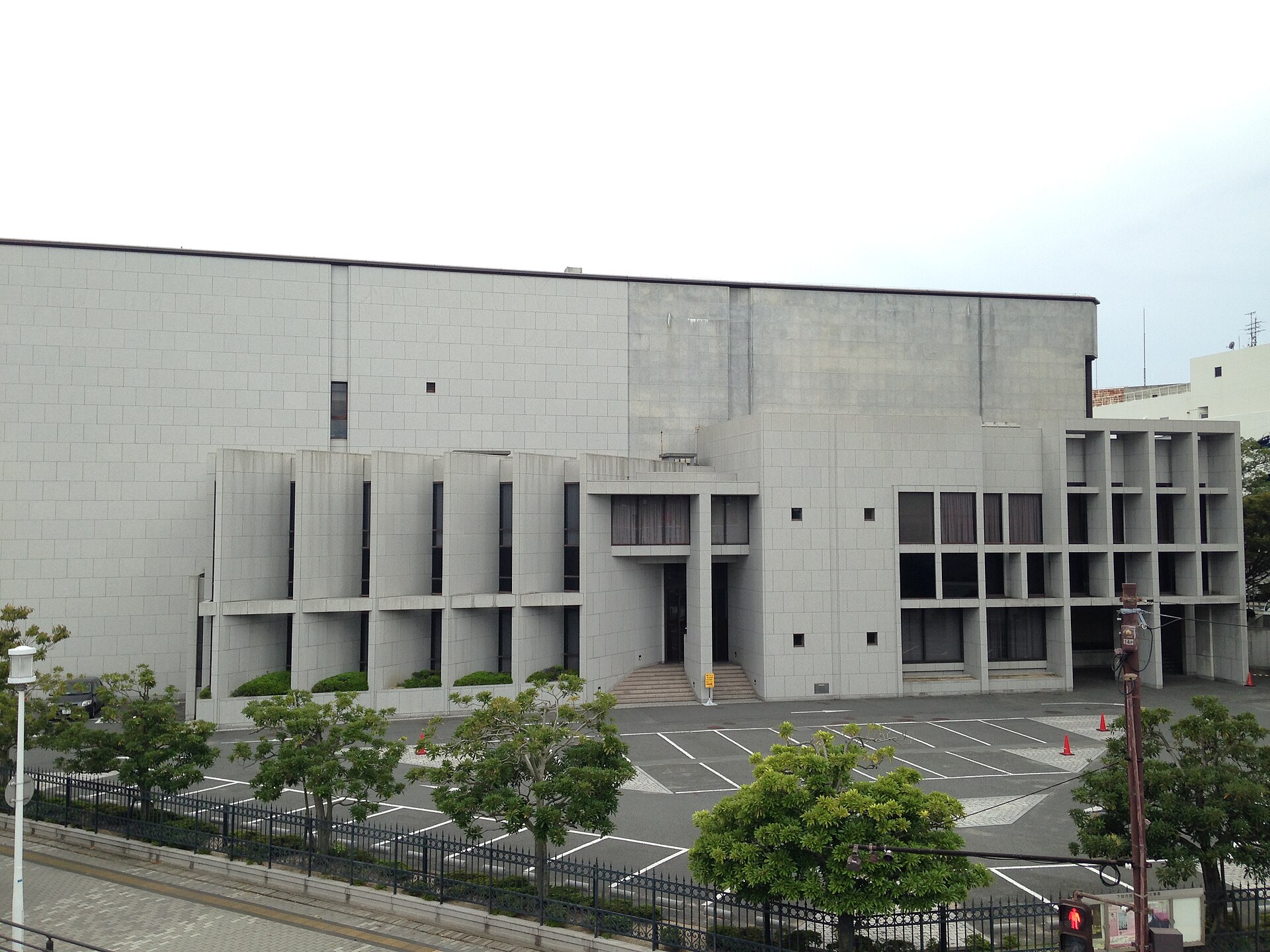 駐車場側から見た下関市民会館の外観