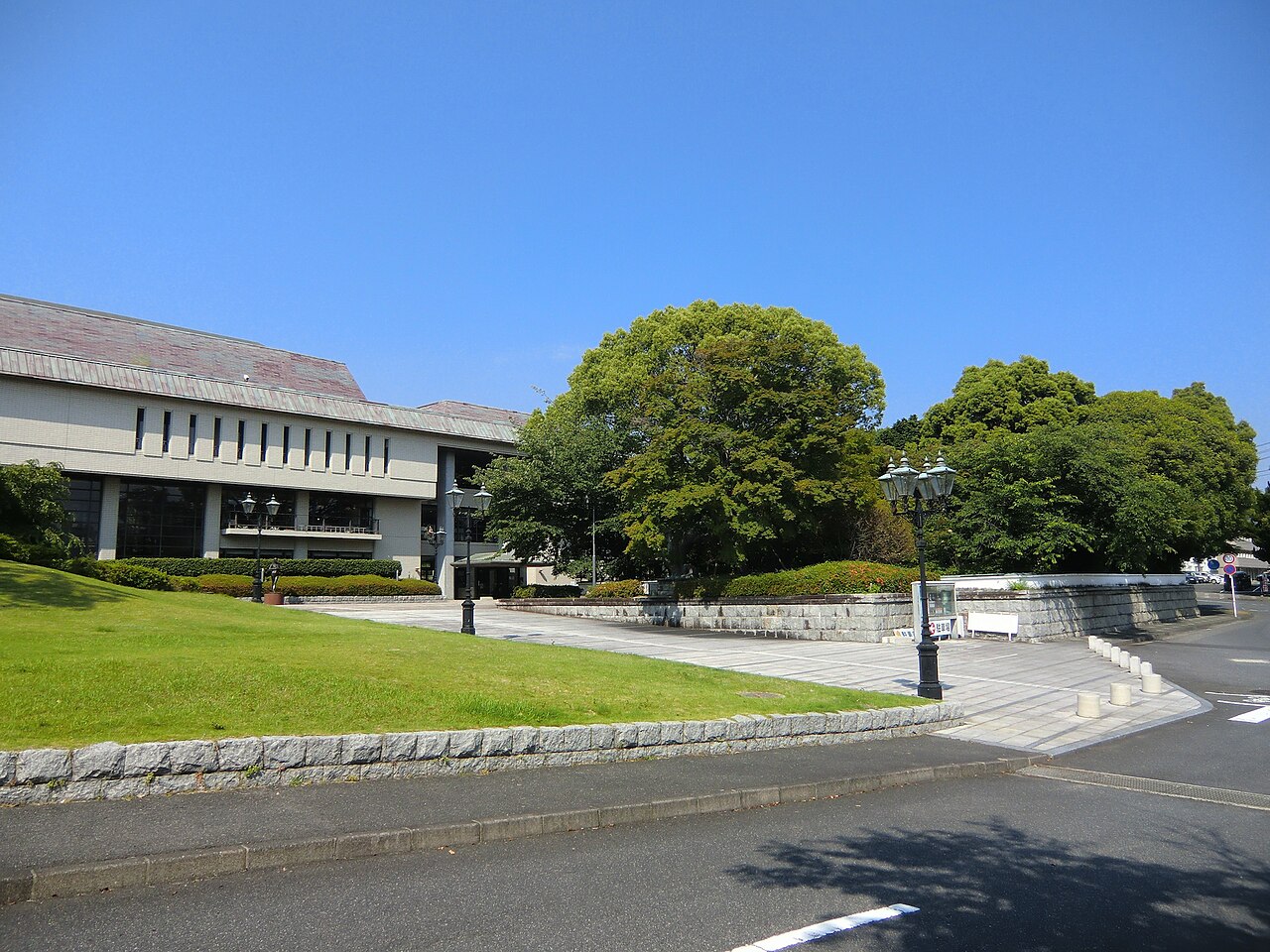 周南市文化会館の正面外観