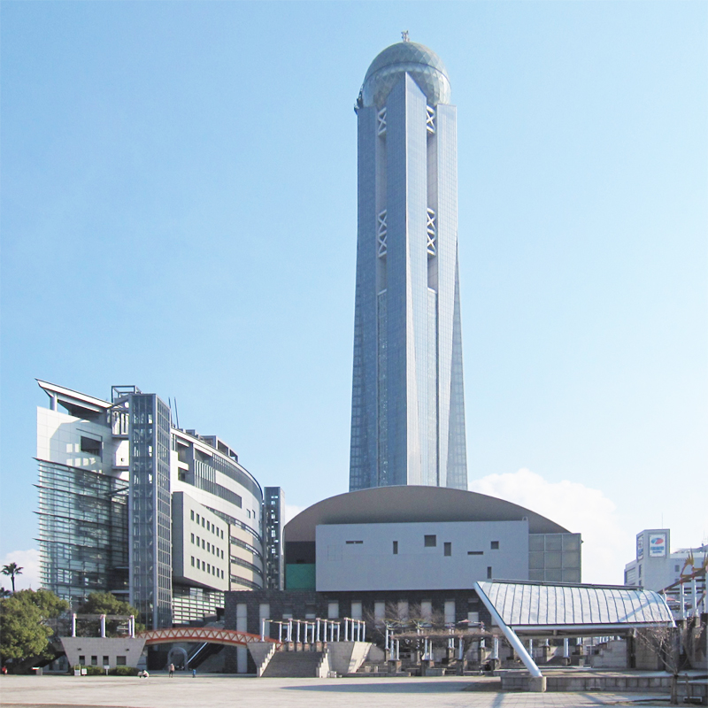 海峡メッセ下関のアリーナと海峡ゆめタワー