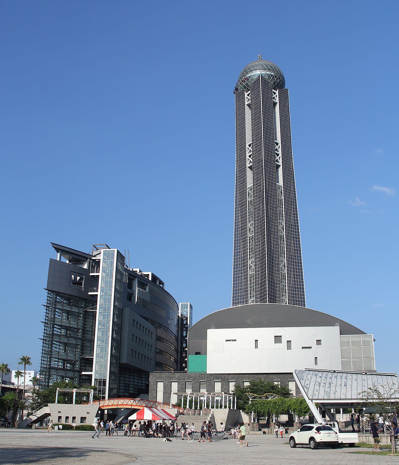 海峡メッセ下関のアリーナと国際貿易ビル