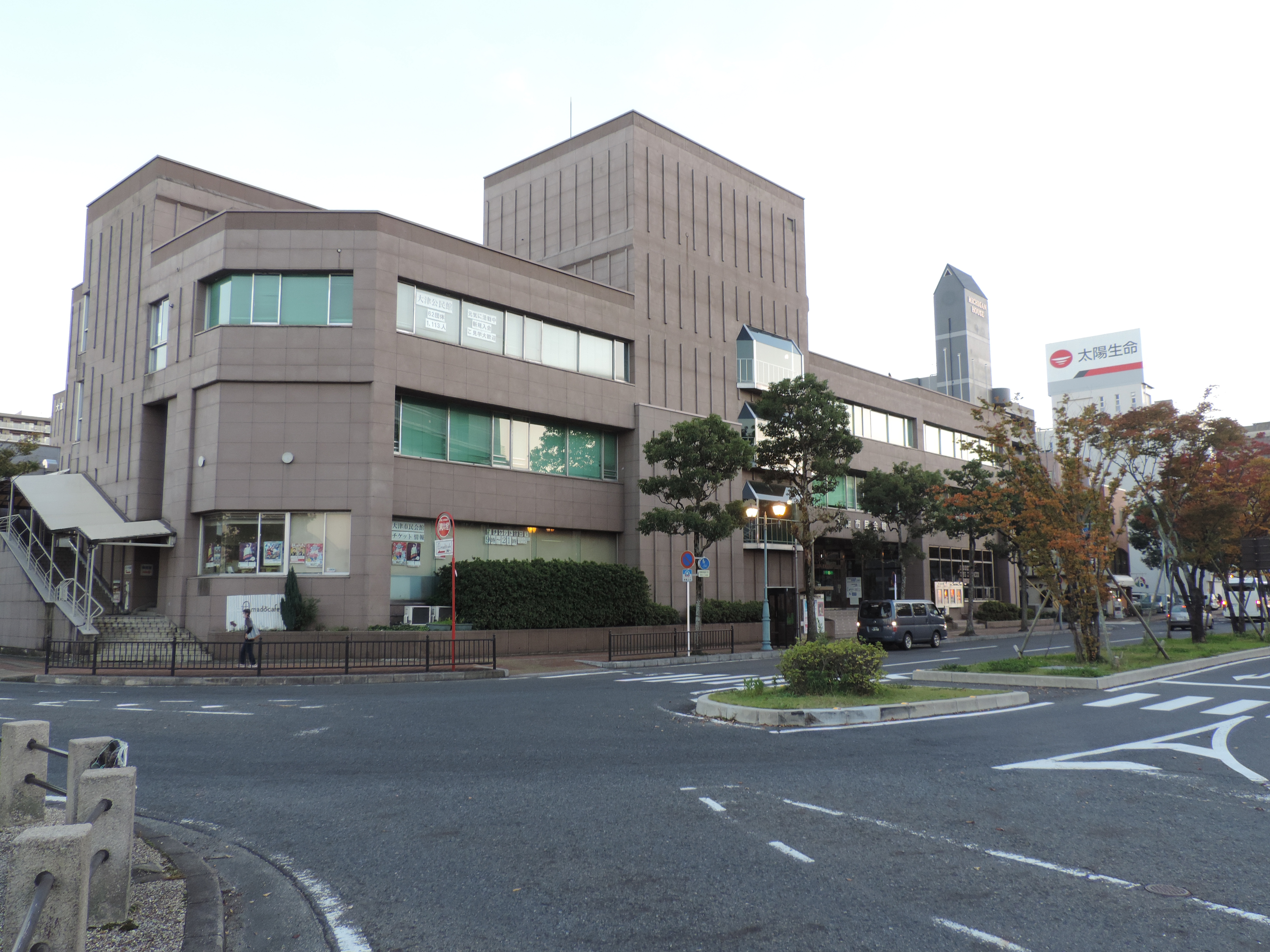 夕景の大津市民会館全景