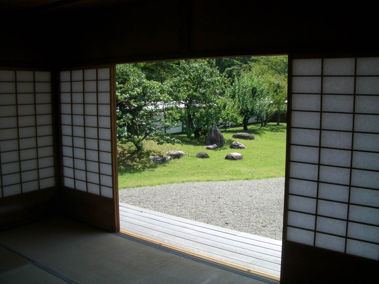 彦根城博物館の座敷から見た庭園