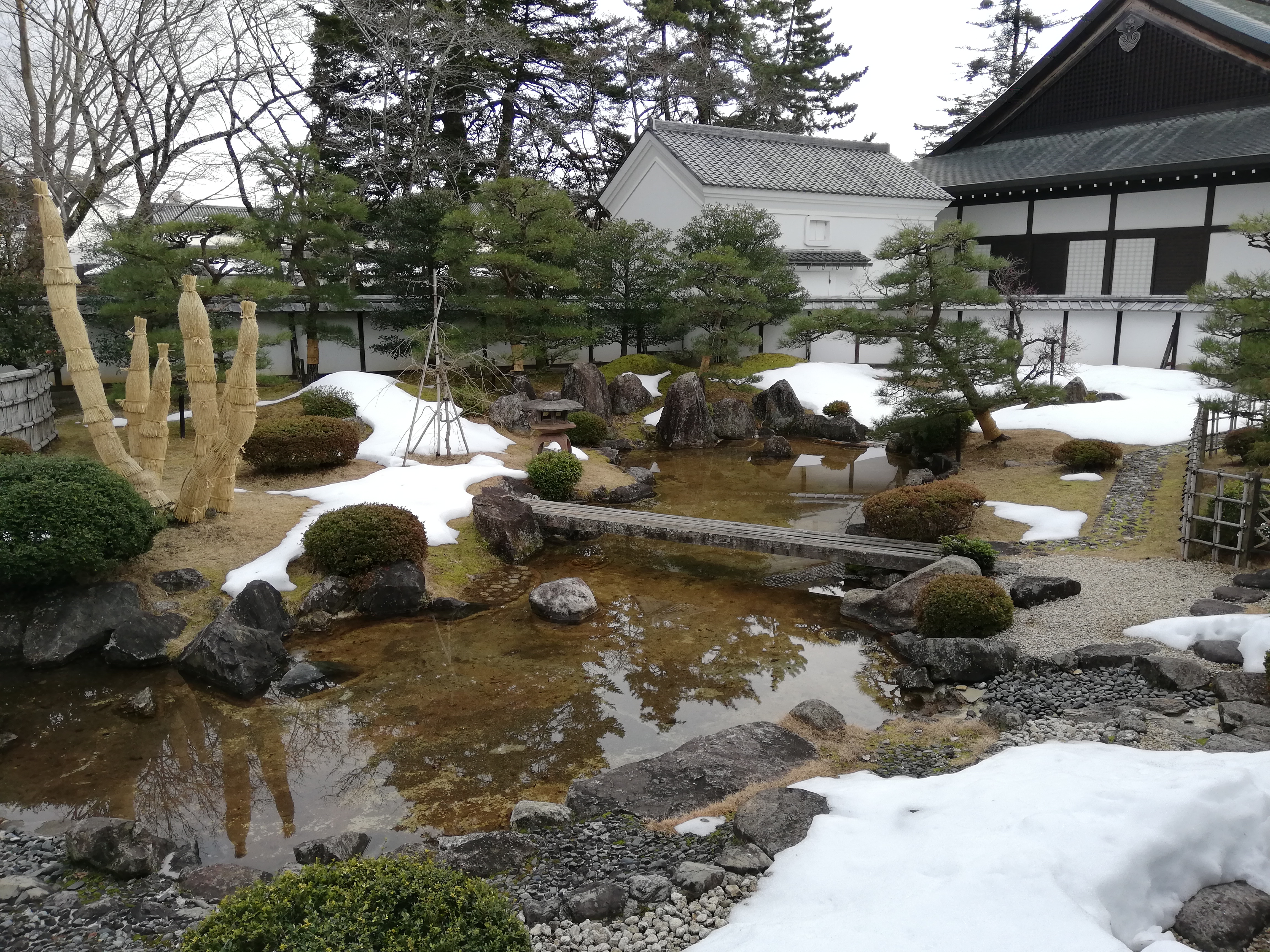 彦根城博物館の雪景色の庭園