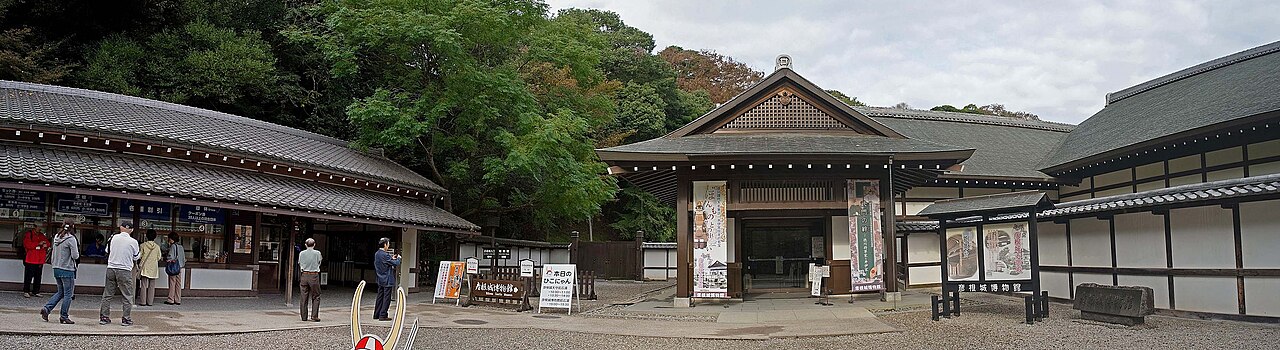彦根城博物館の券売所と正面建物