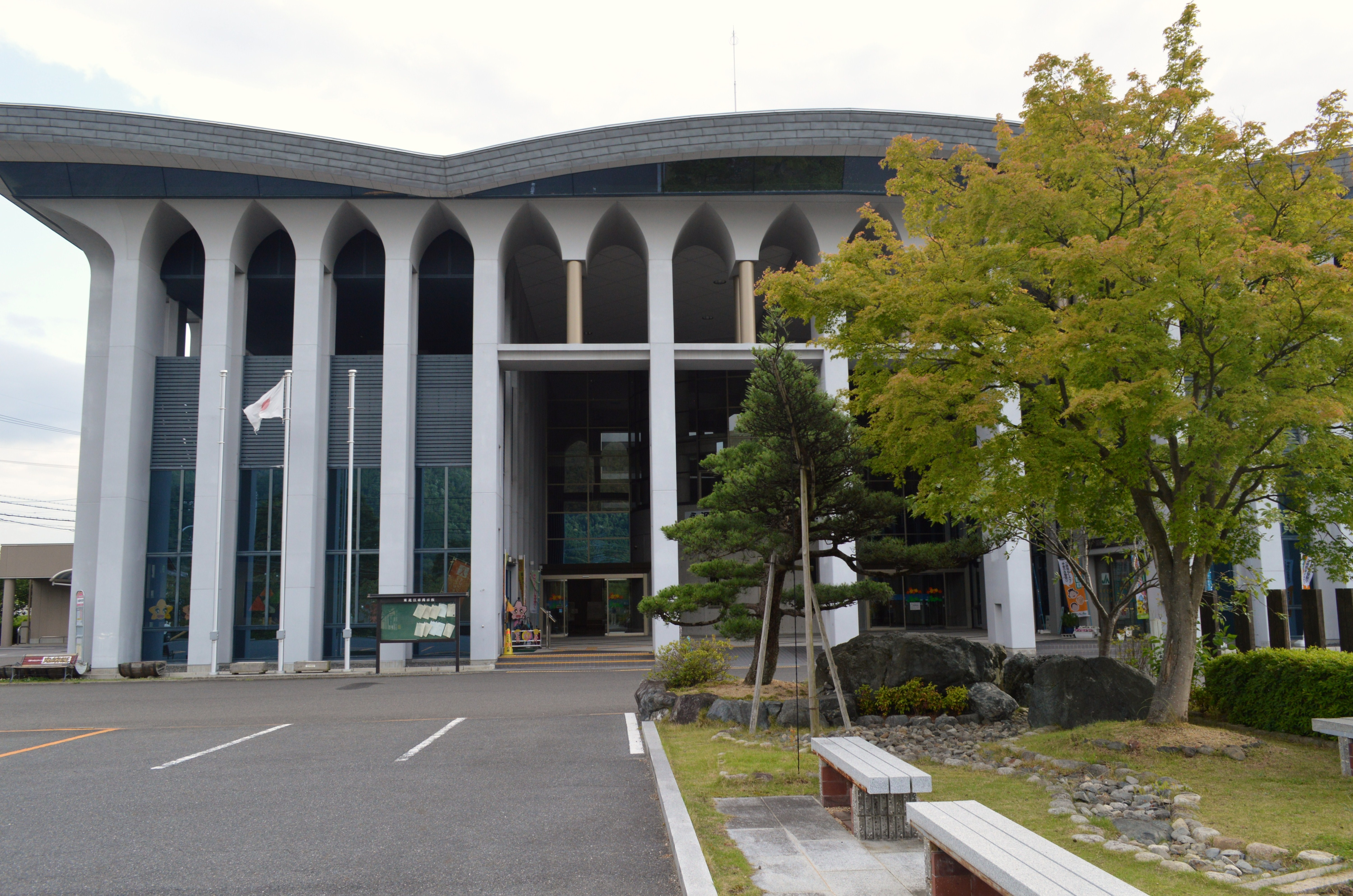 永源寺コミュニティセンターの正面玄関と外観