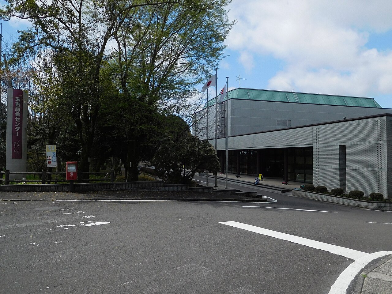 敷地看板と入口から見た曽於市末吉総合センターの外観