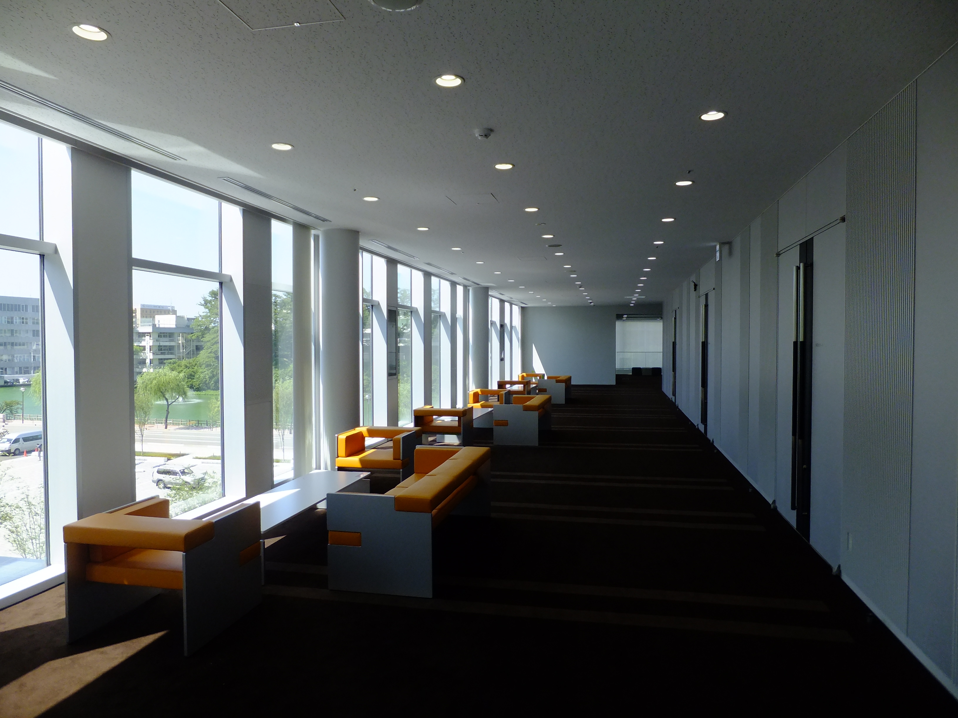 秋田市にぎわい交流館 AUの館内ラウンジ