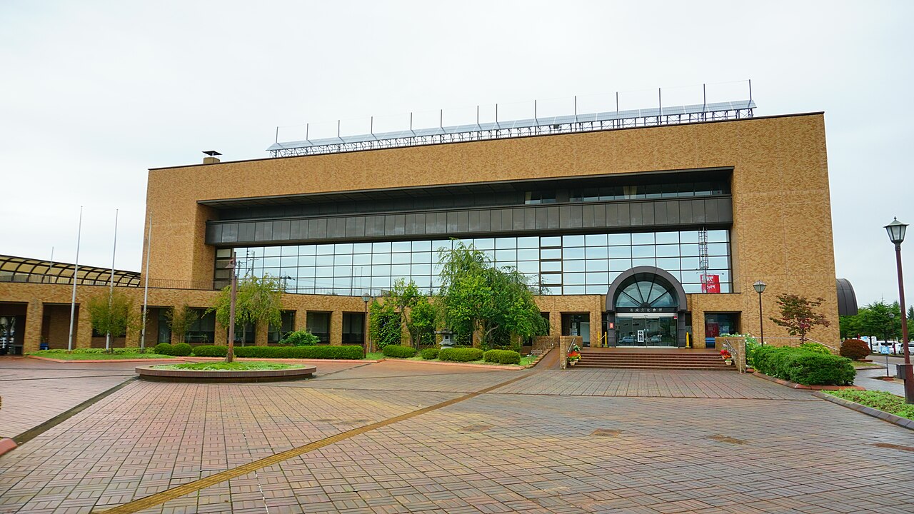 湯沢文化会館の正面入口と外観