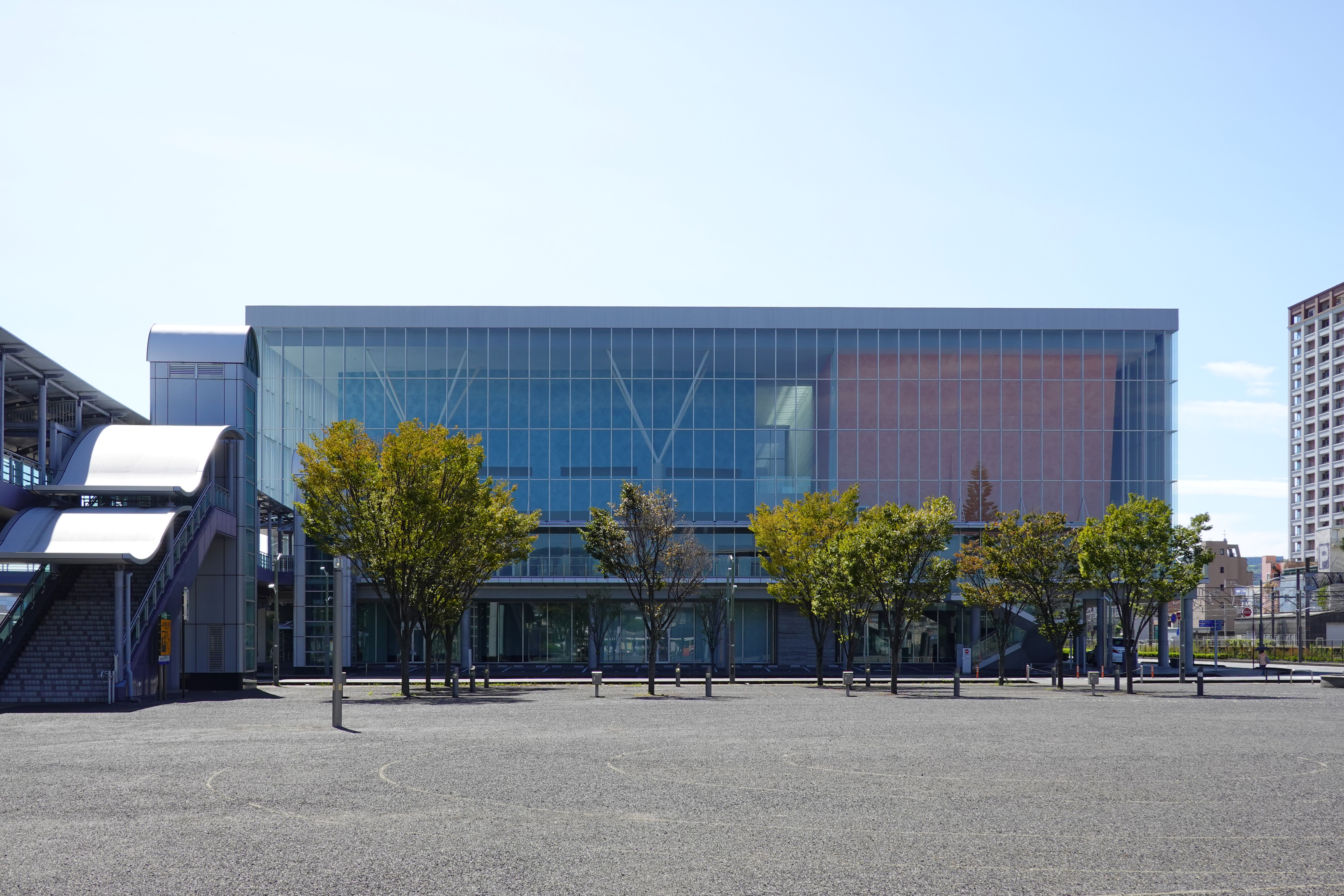 清水駅東口側から見た静岡市清水文化会館マリナートの外観