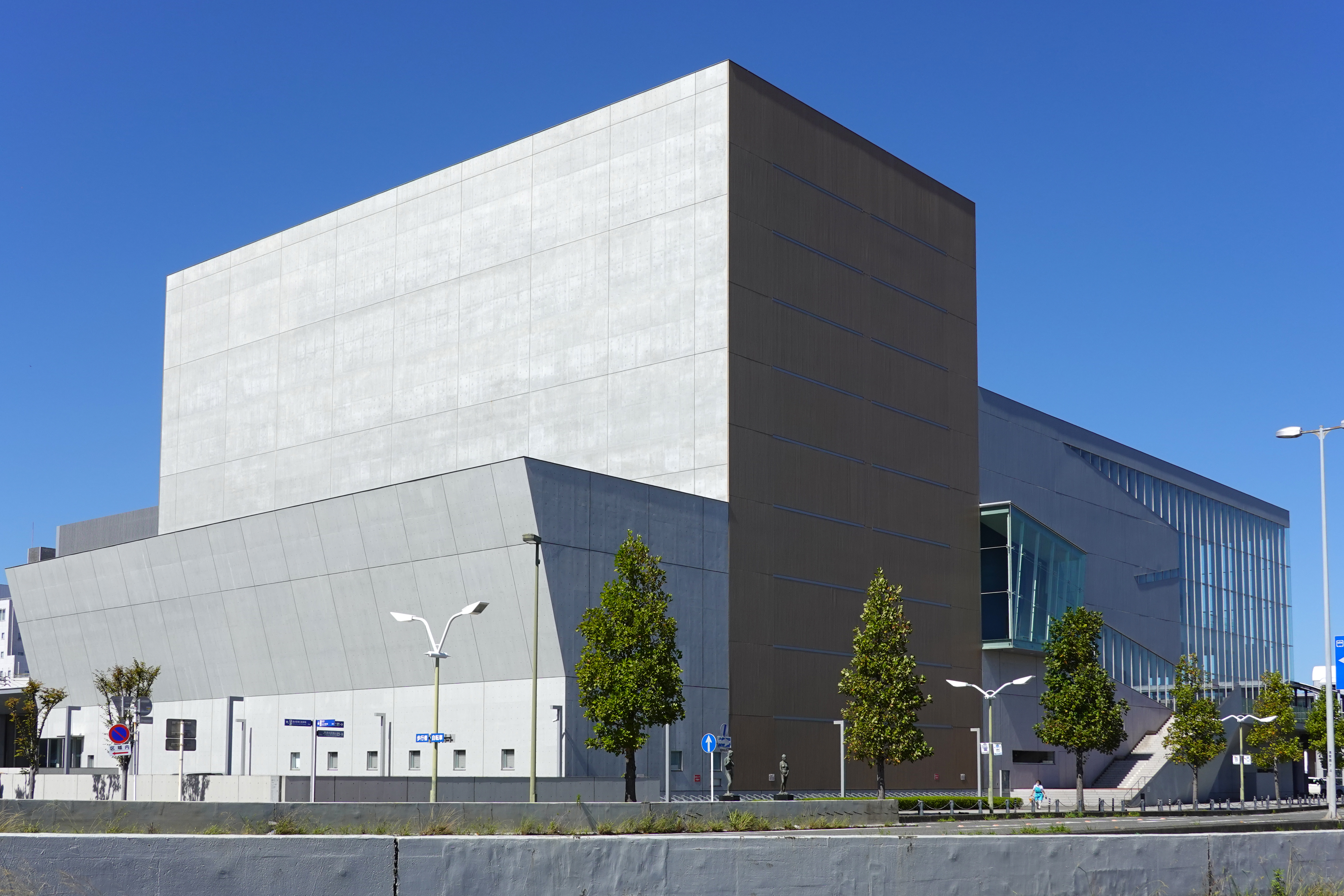 舞台塔とガラス外壁が見える静岡市清水文化会館マリナート