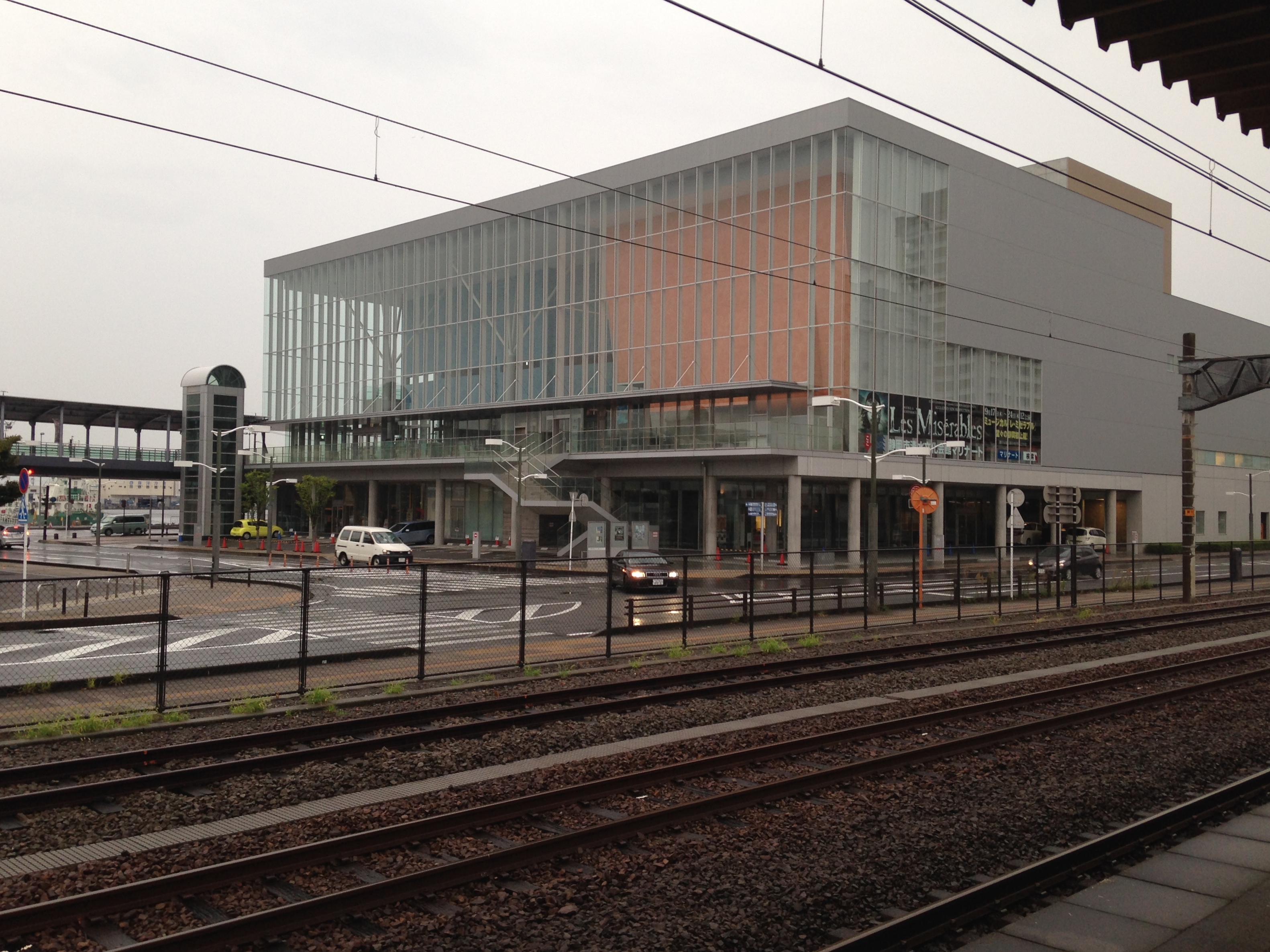 清水駅ホーム側から見た静岡市清水文化会館マリナート