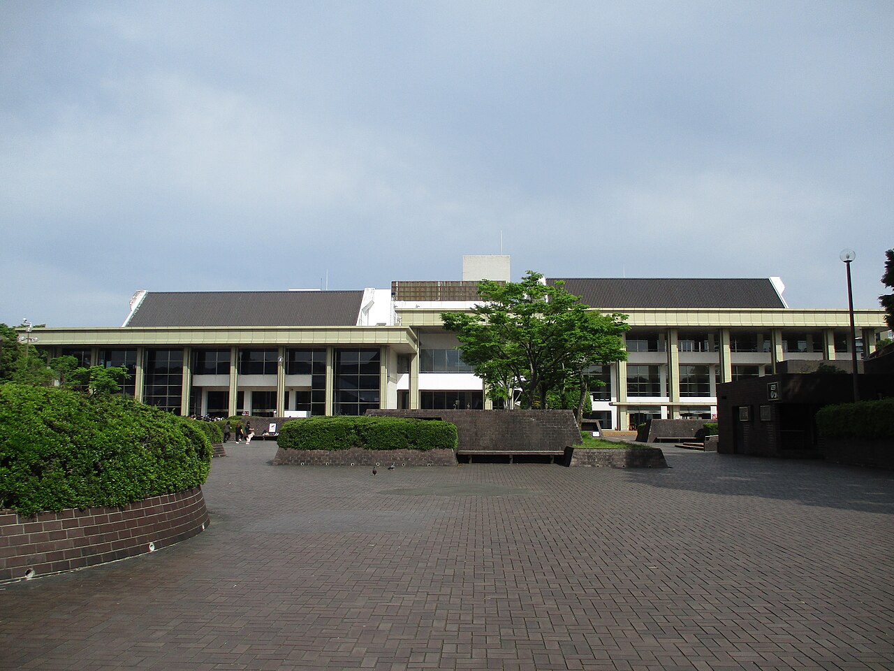 広場から見た静岡市民文化会館の外観
