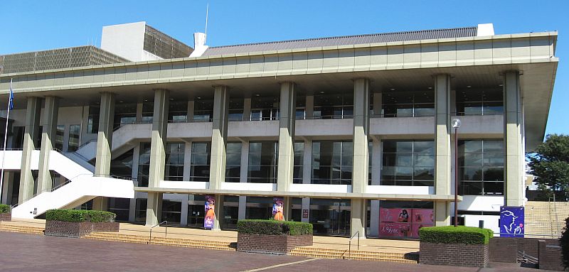 正面入口側から見た静岡市民文化会館の外観