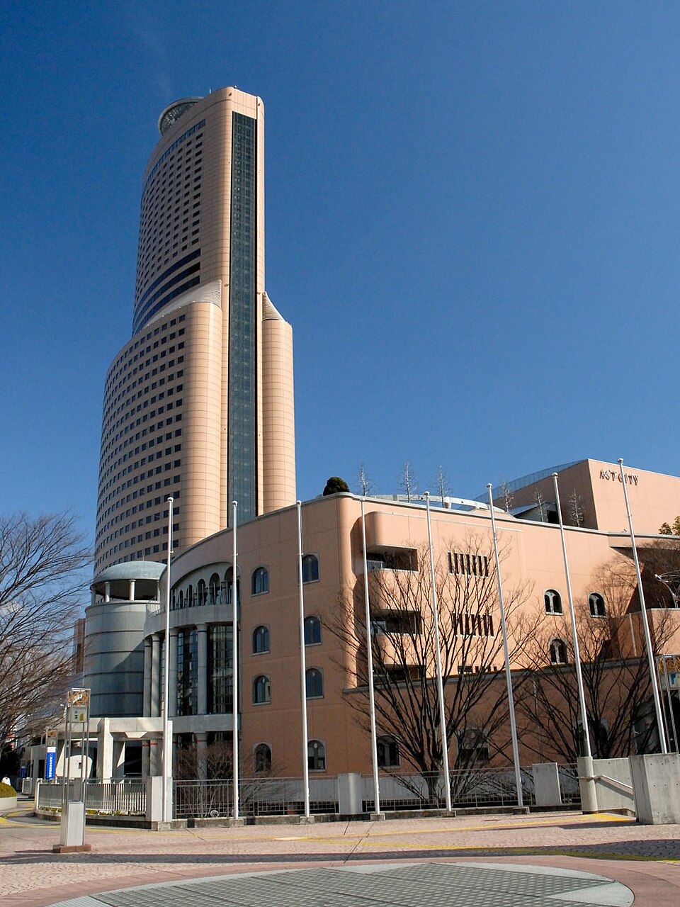 アクトシティ浜松の複合施設外観とアクトタワー