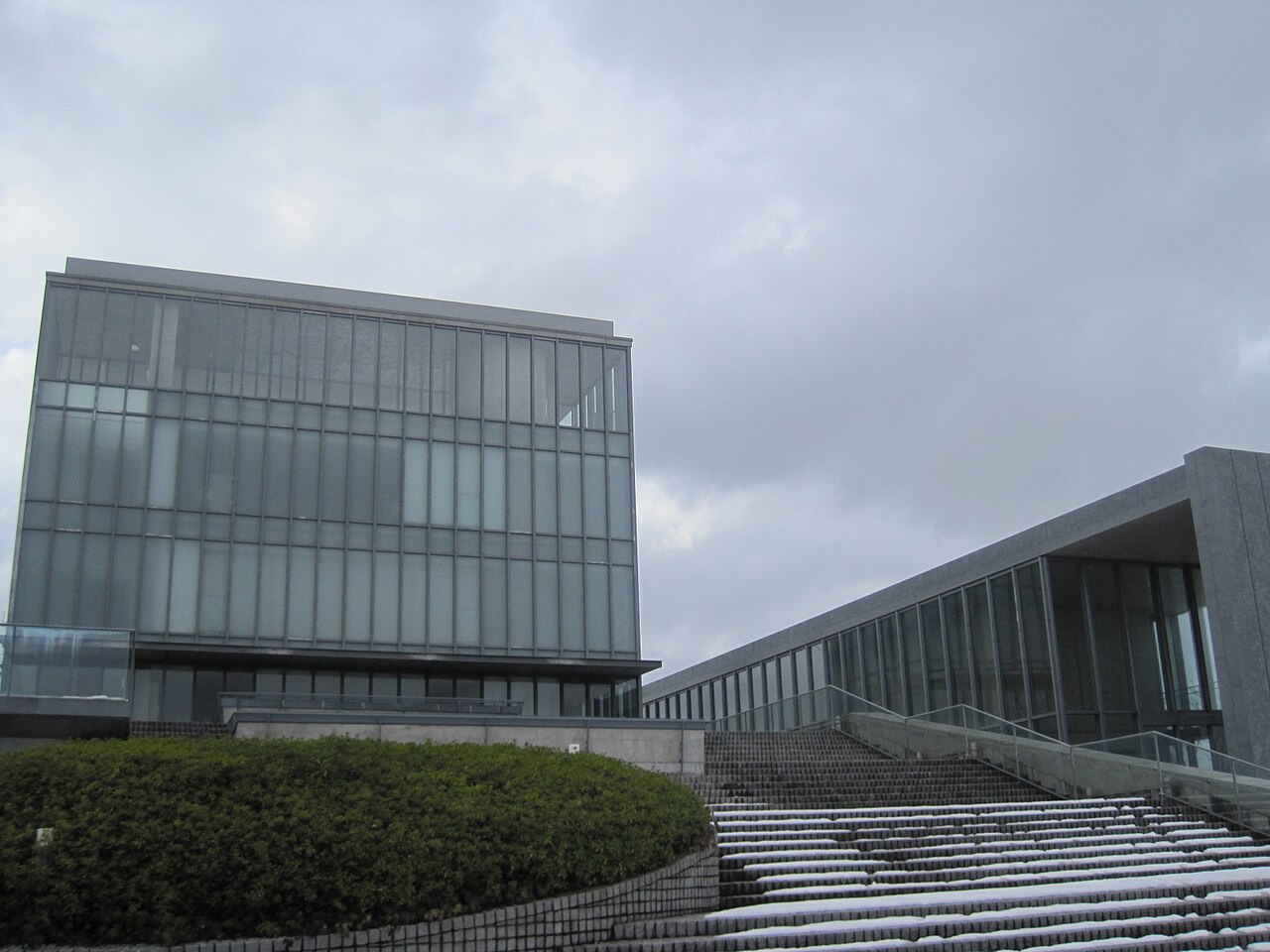 雪の階段から見た石川県西田幾多郎記念哲学館の外観
