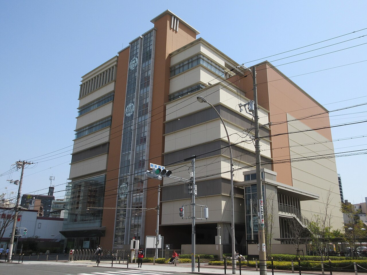 東成区民センターのメインホールとサブホールを備えた外観