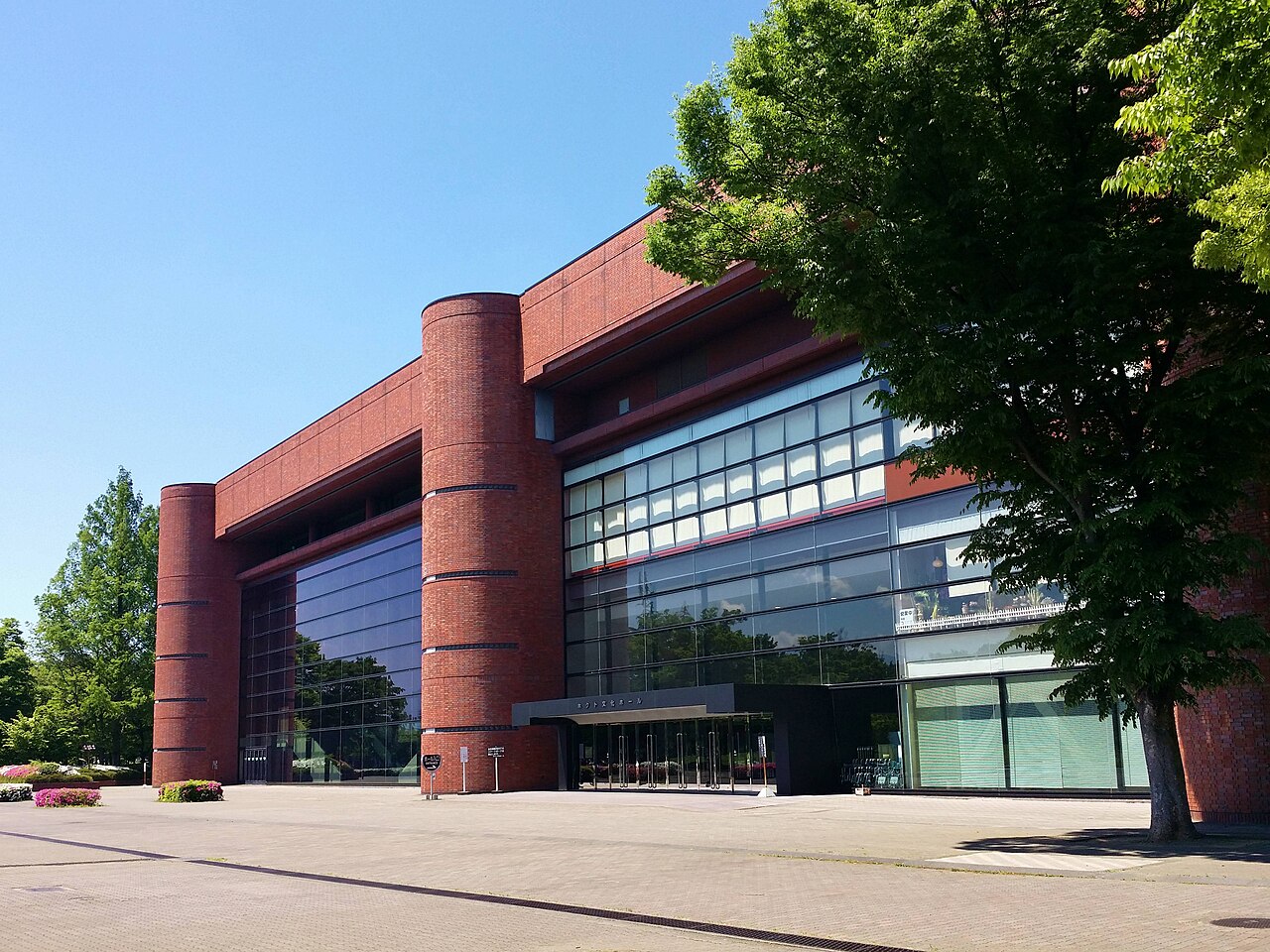 ホクト文化ホールの入口