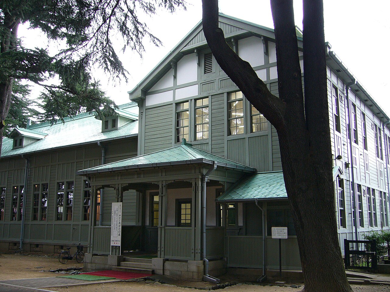 あがたの森文化会館の木造本館外観
