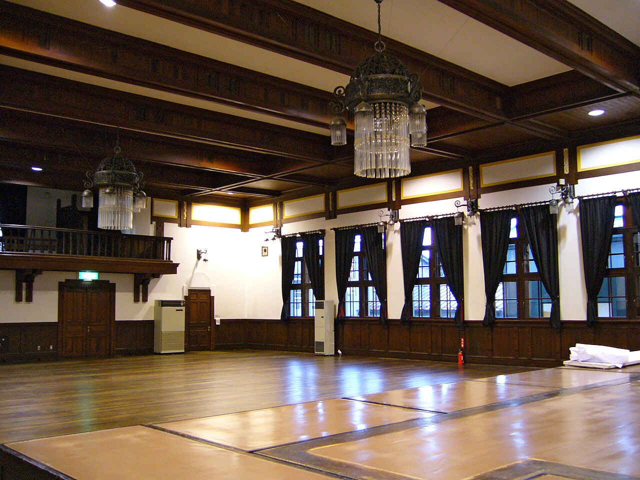 あがたの森文化会館で保存されている木造の大広間