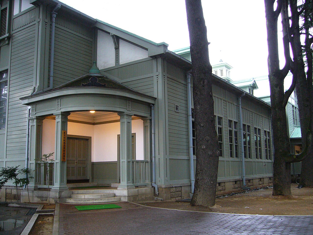 あがたの森文化会館の木造本館側面