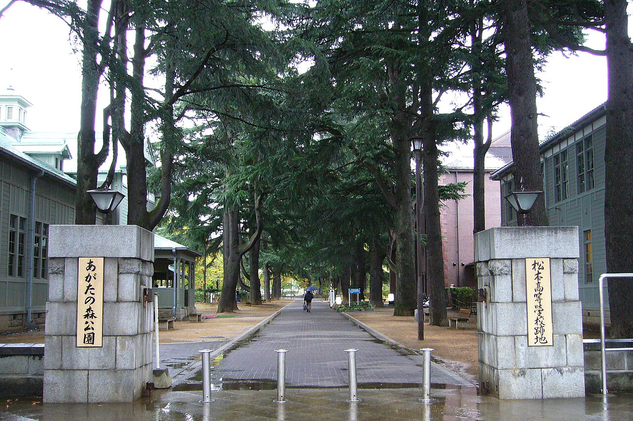 あがたの森公園内の文化会館入口と木造校舎