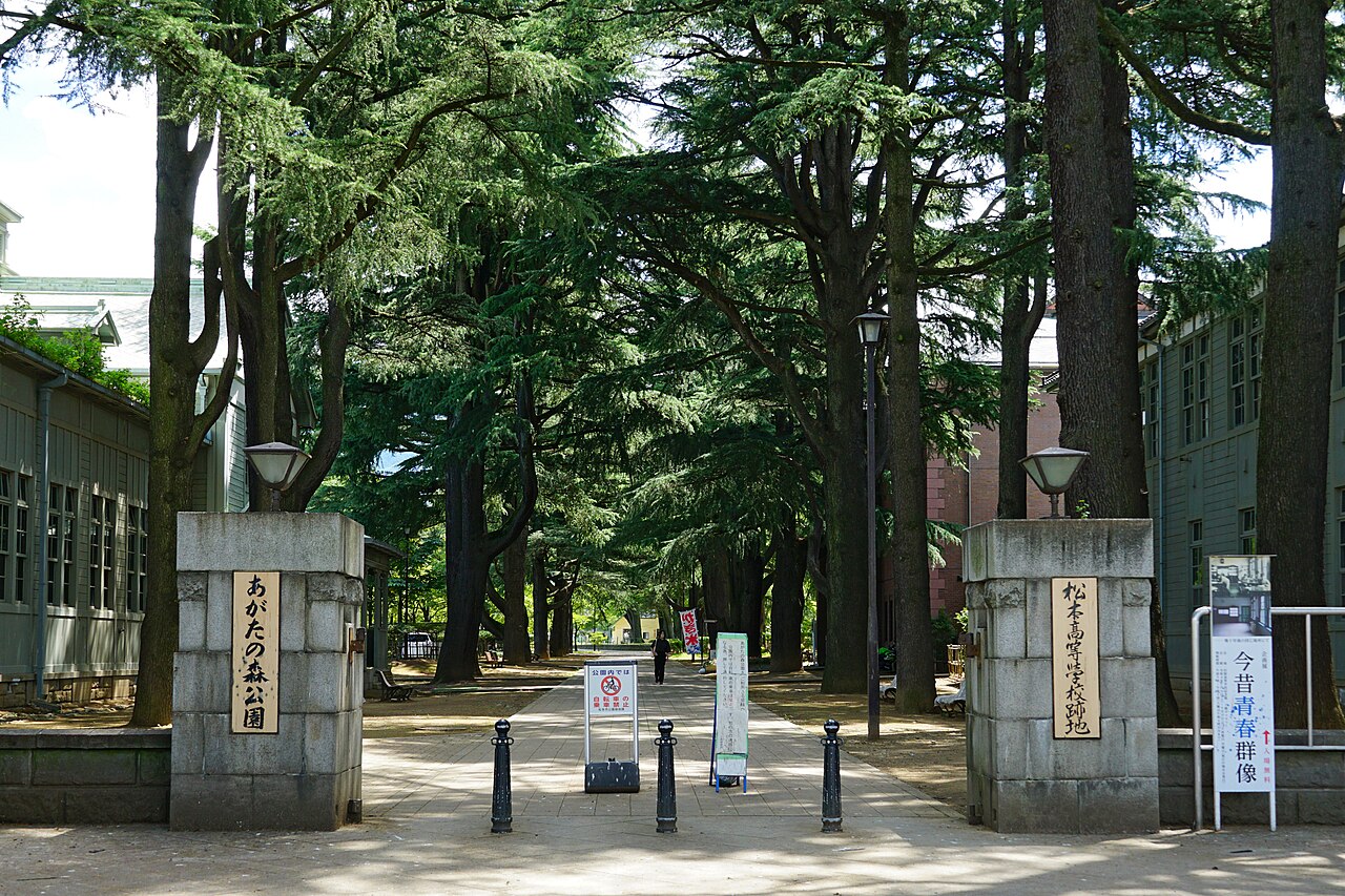 あがたの森文化会館の敷地入口と木造校舎