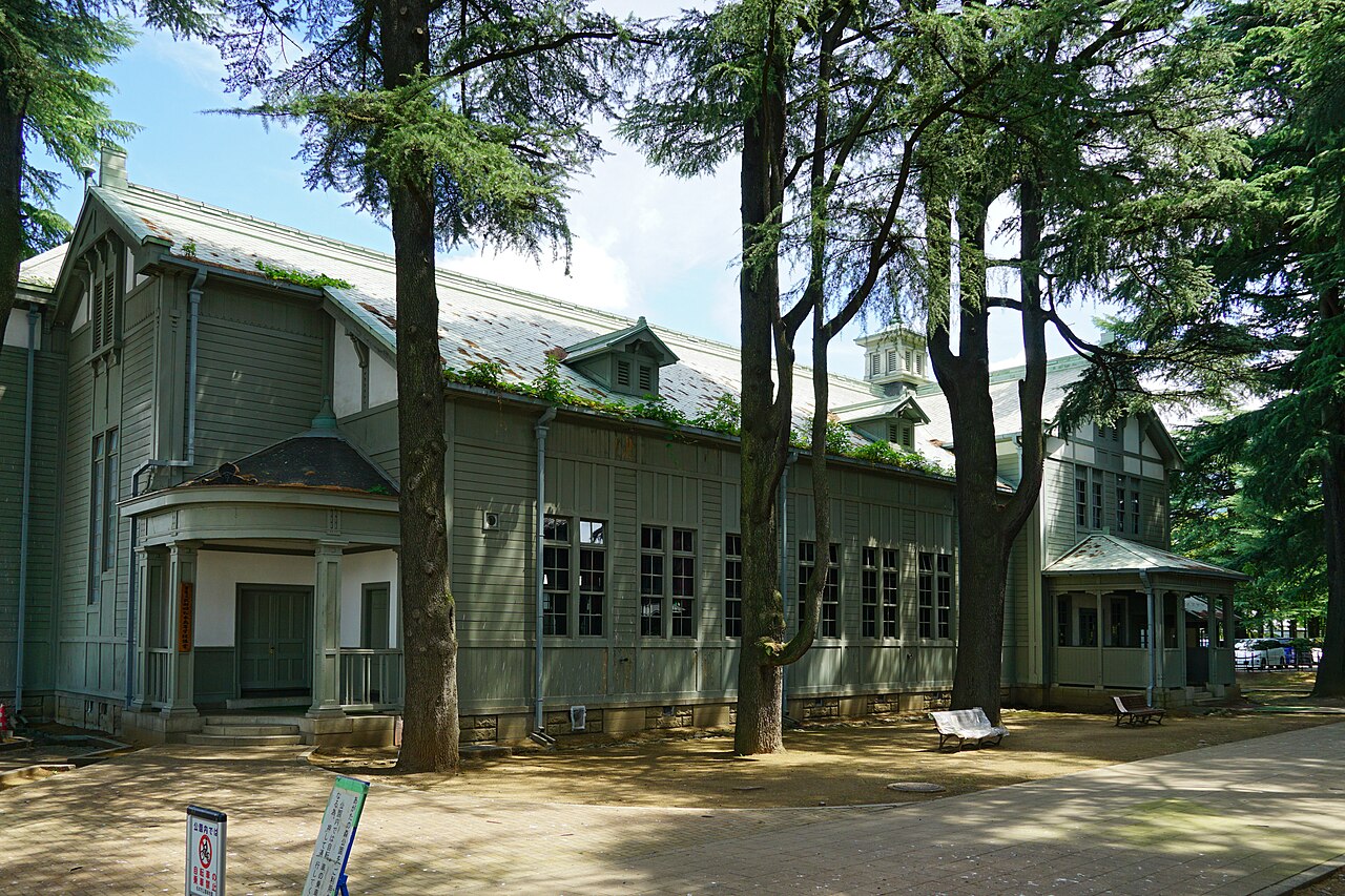 あがたの森文化会館の本館と樹木