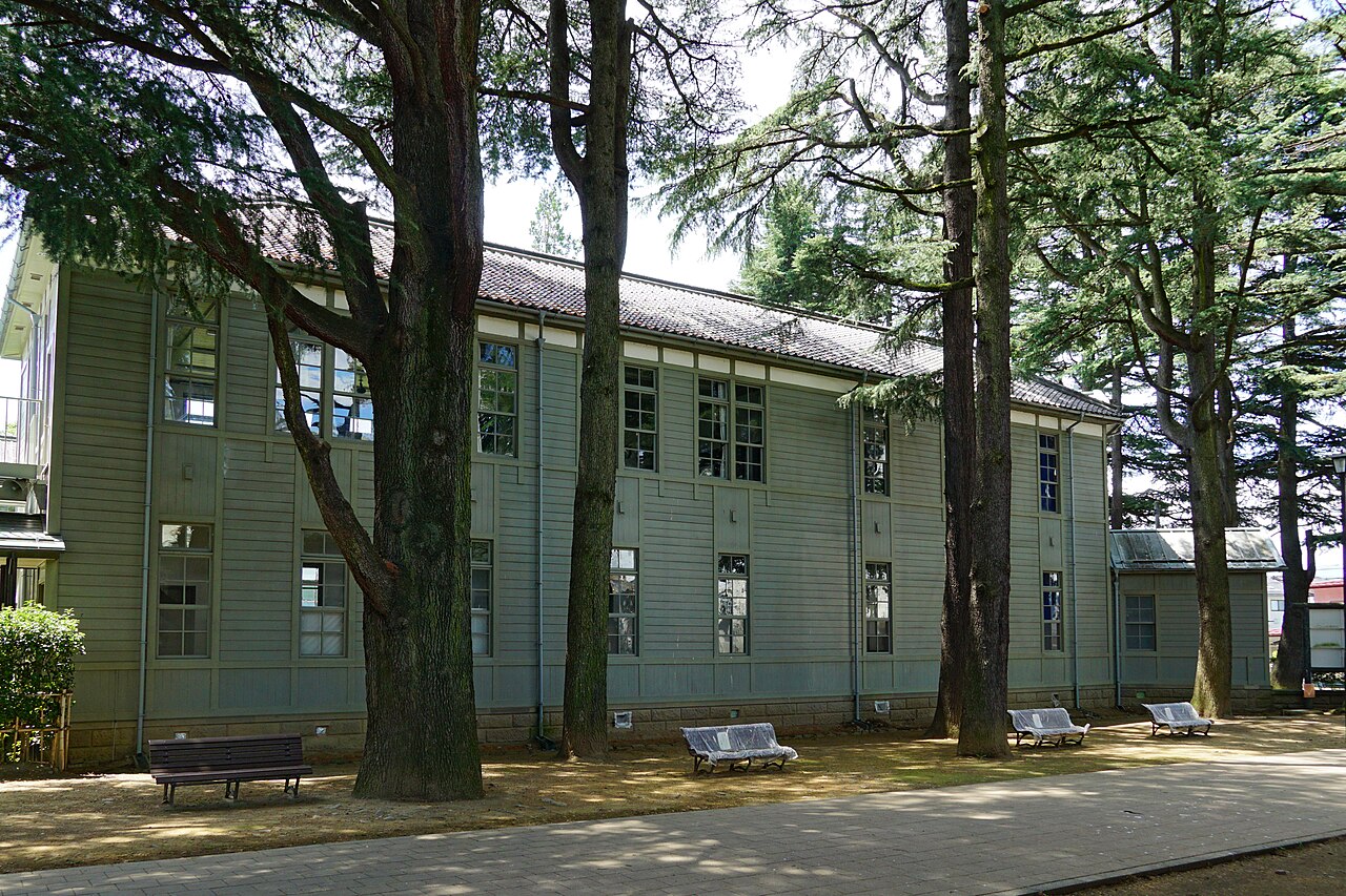 あがたの森文化会館の木造本館側面