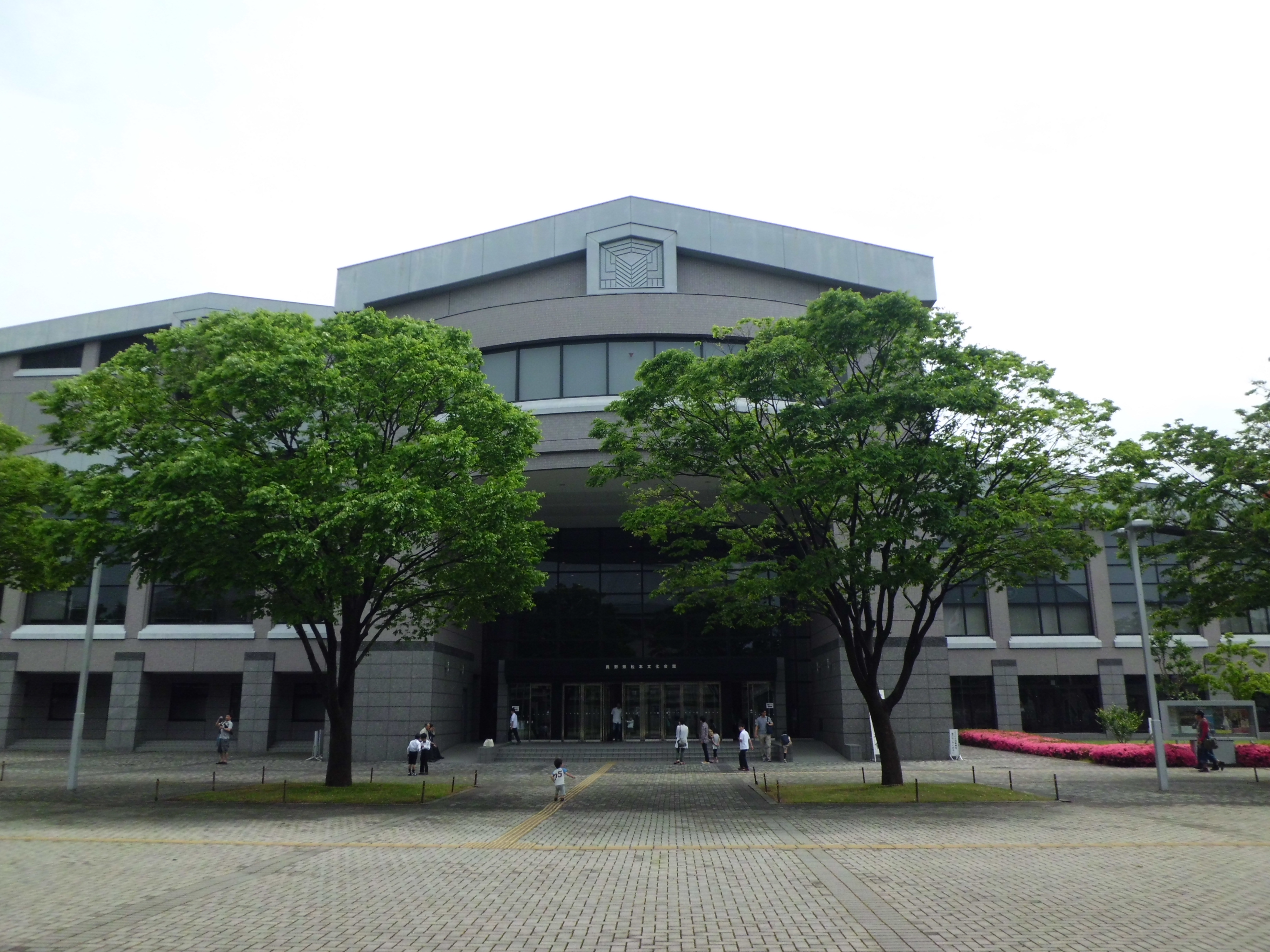 キッセイ文化ホールの正面外観