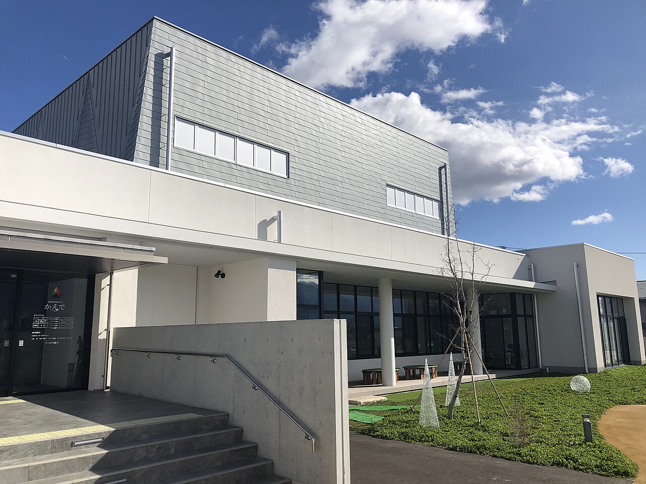 池田町交流センターかえでの図書館側入口