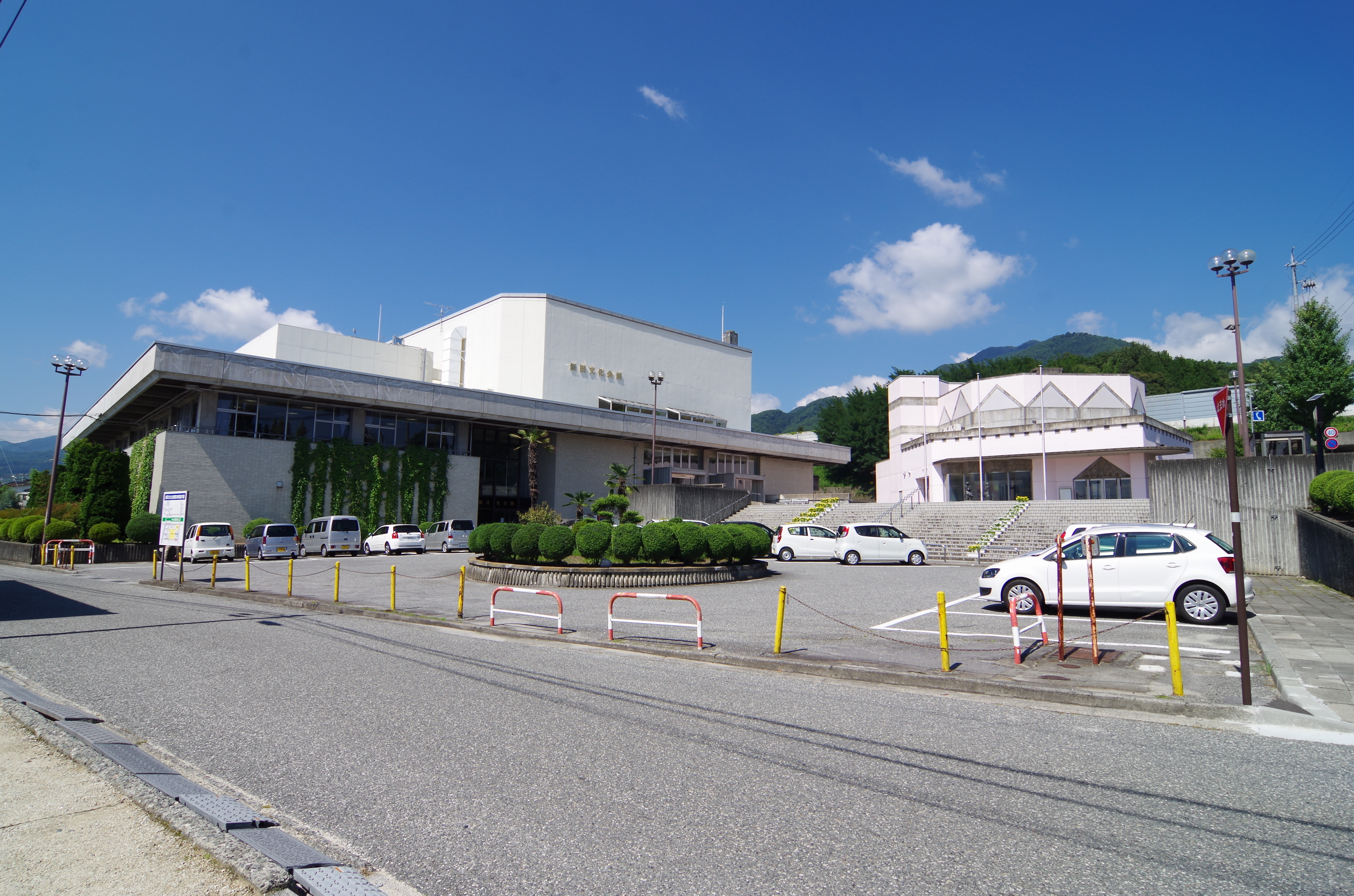 飯田文化会館と飯田人形劇場の外観