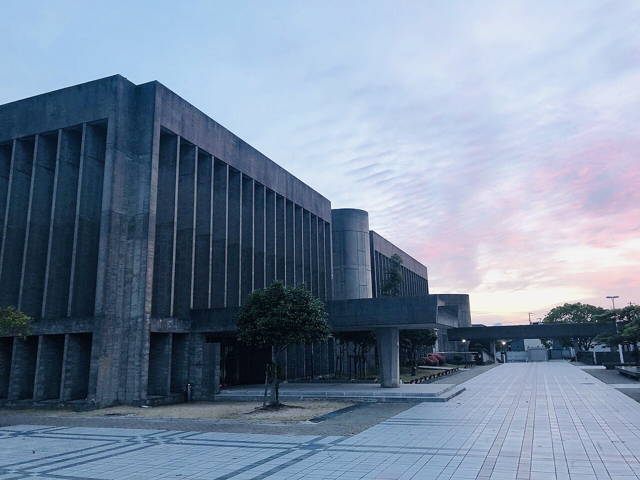 夕景の鳴門市文化会館の正面外観