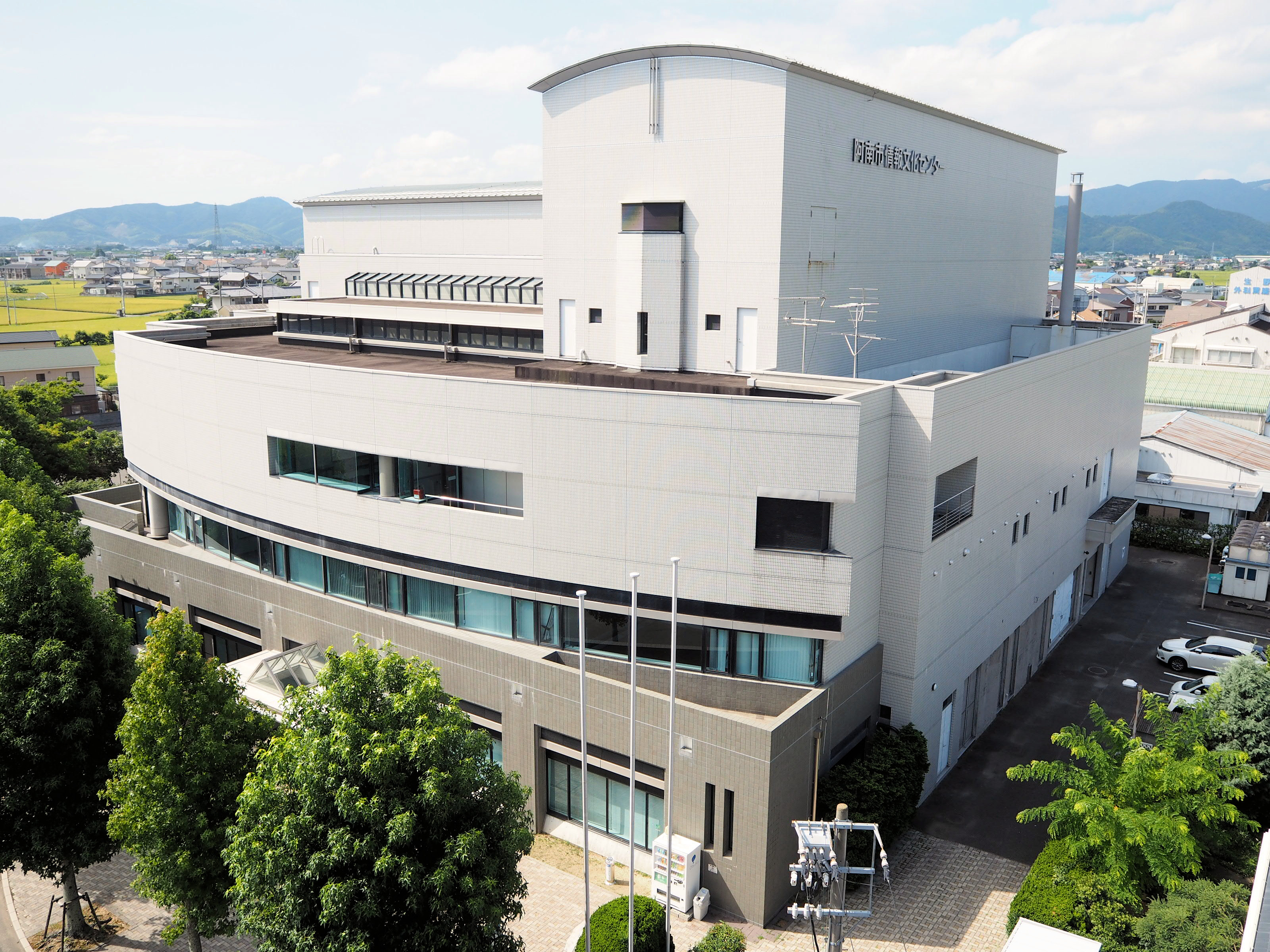 阿南市情報文化センター コスモホールの外観と館名表示