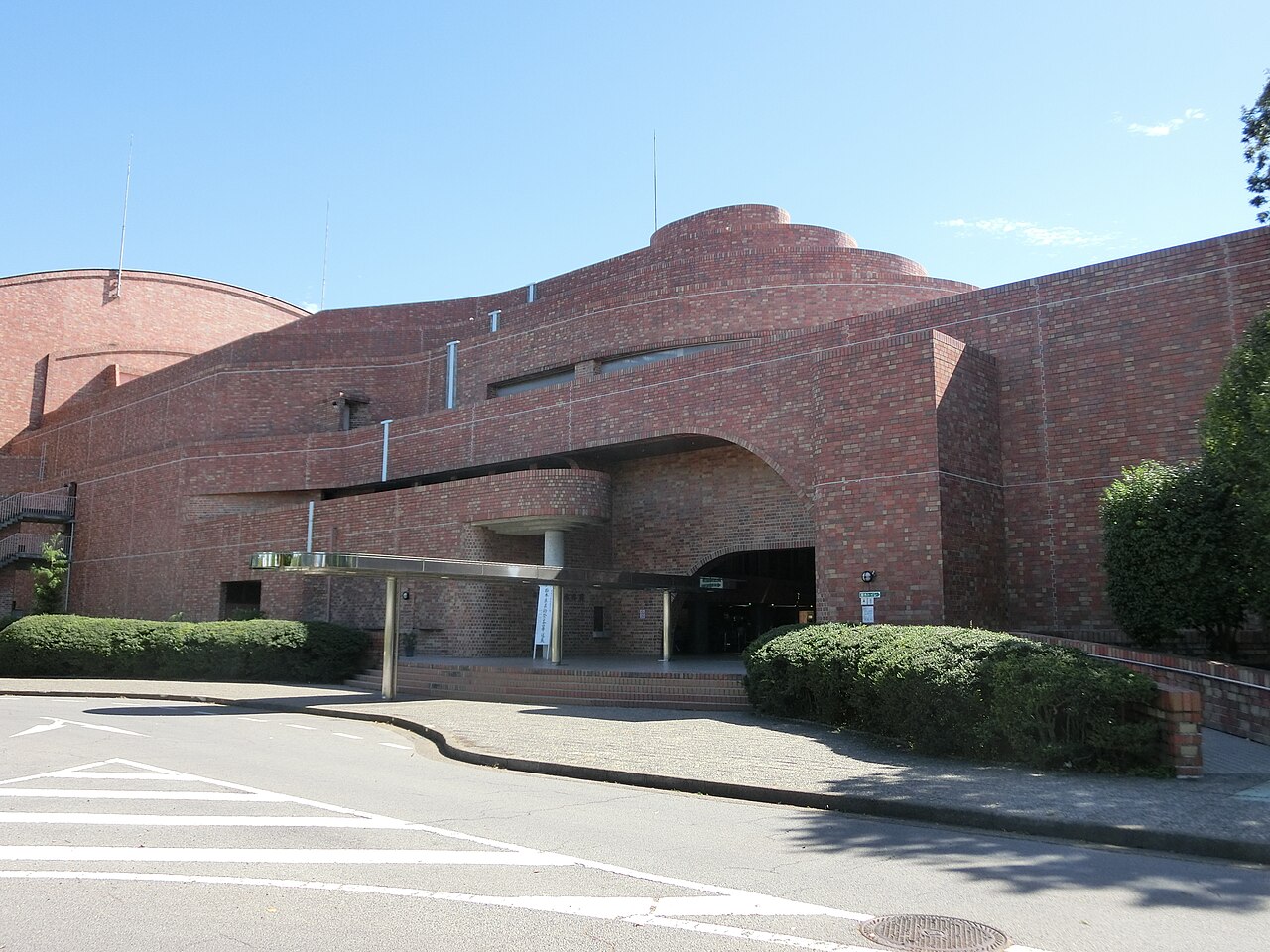 佐野市文化会館のレンガ造りの正面外観
