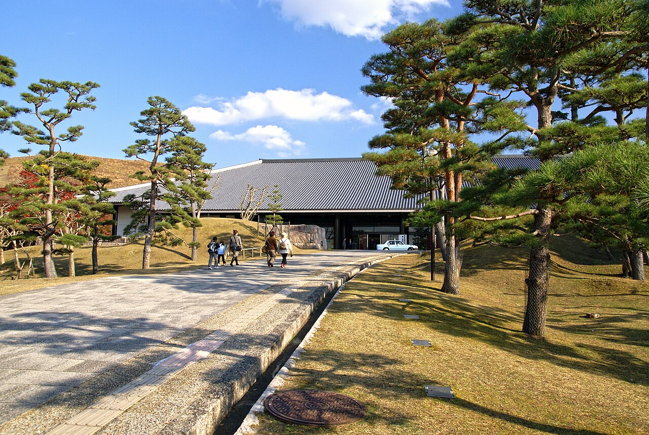 奈良春日野国際フォーラム甍の前庭からの外観