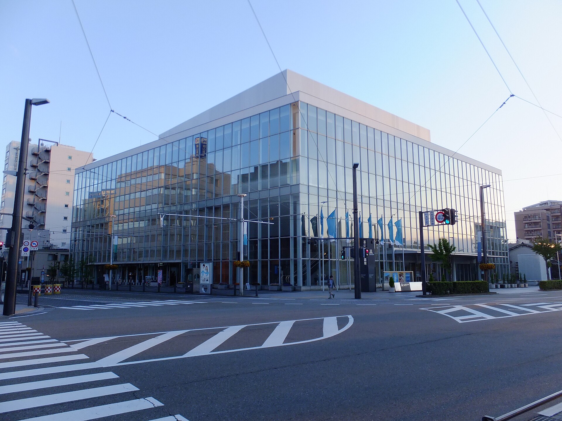 富山国際会議場と周辺道路の外観