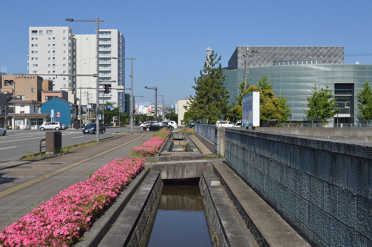 芝原用水沿いから見た福井県国際交流会館の外観
