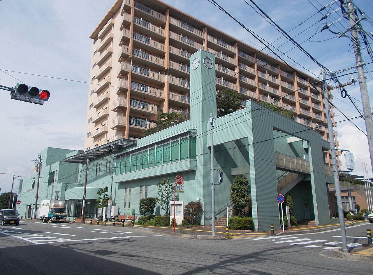 博多南地域交流センターさざんぴあ博多の時計塔と外観