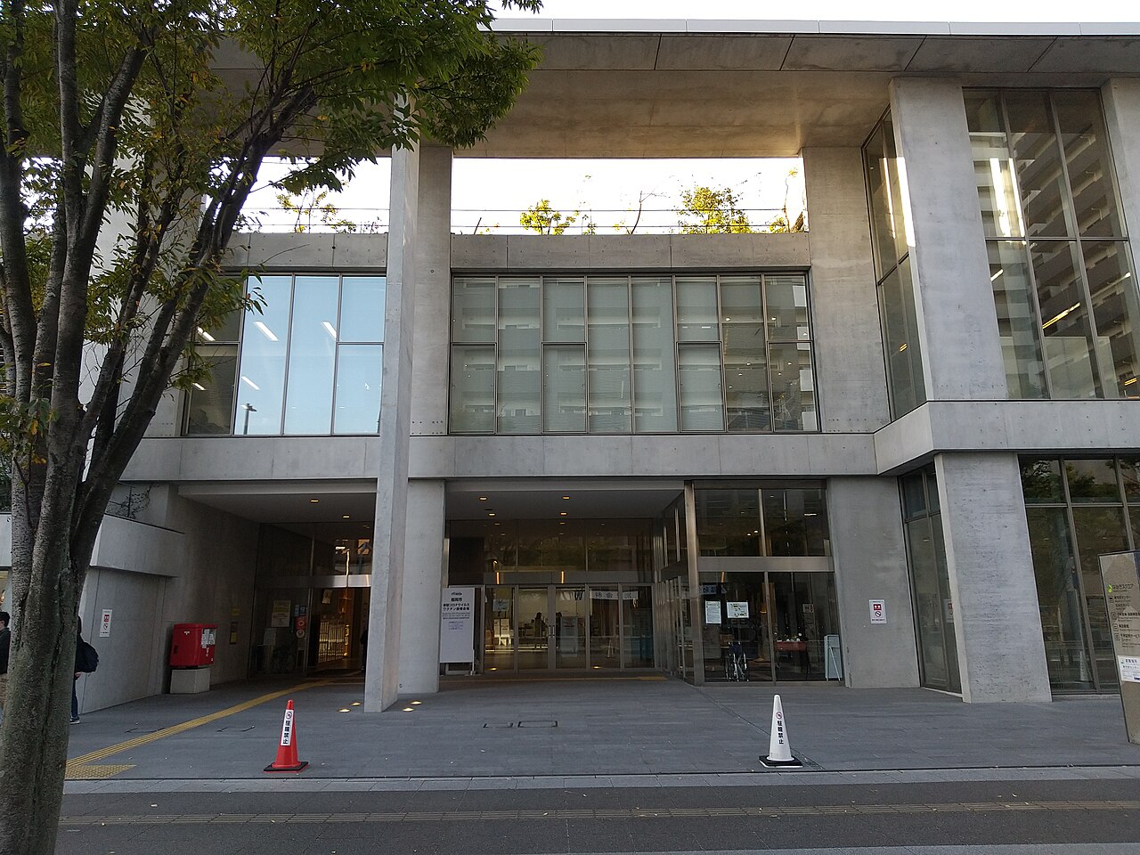 なみきスクエア南東出入口の外観
