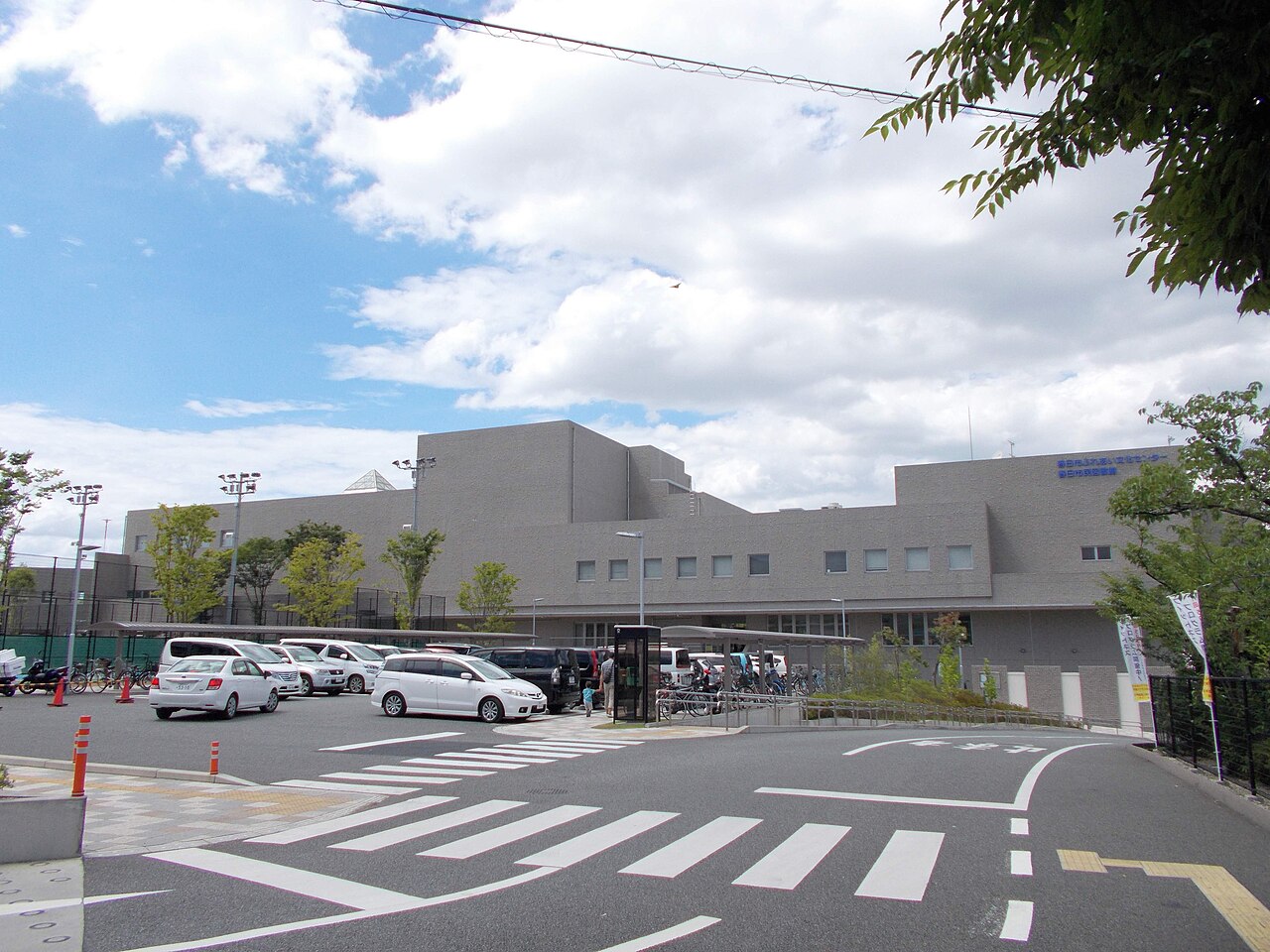春日市ふれあい文化センターの全景と駐車場