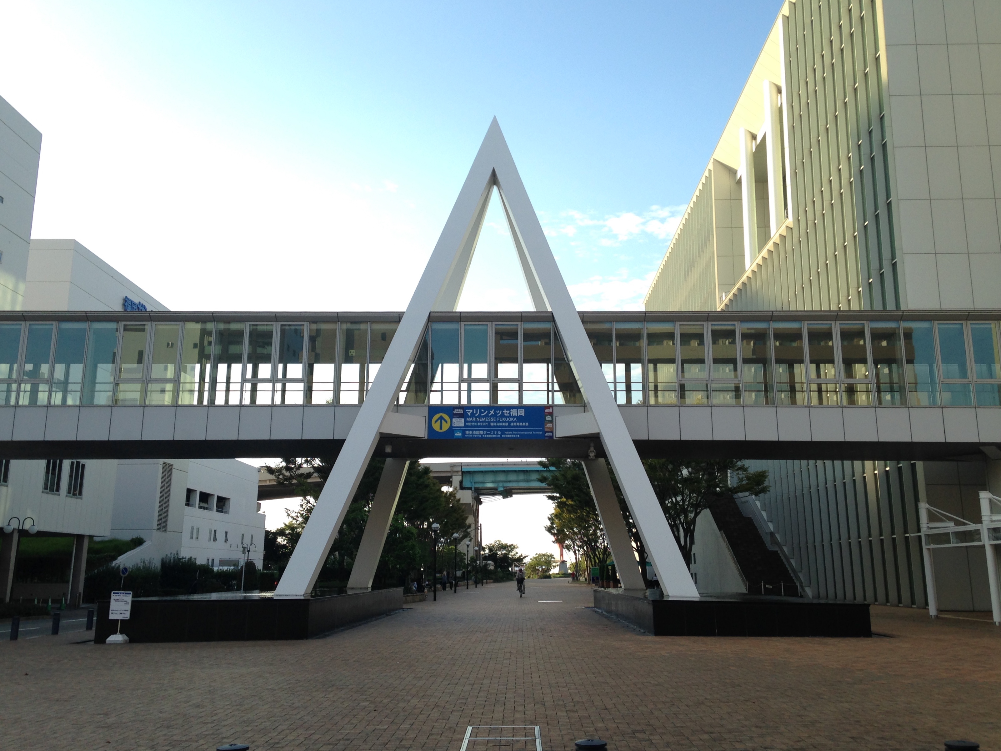連絡通路と白いモニュメントが見える福岡国際会議場
