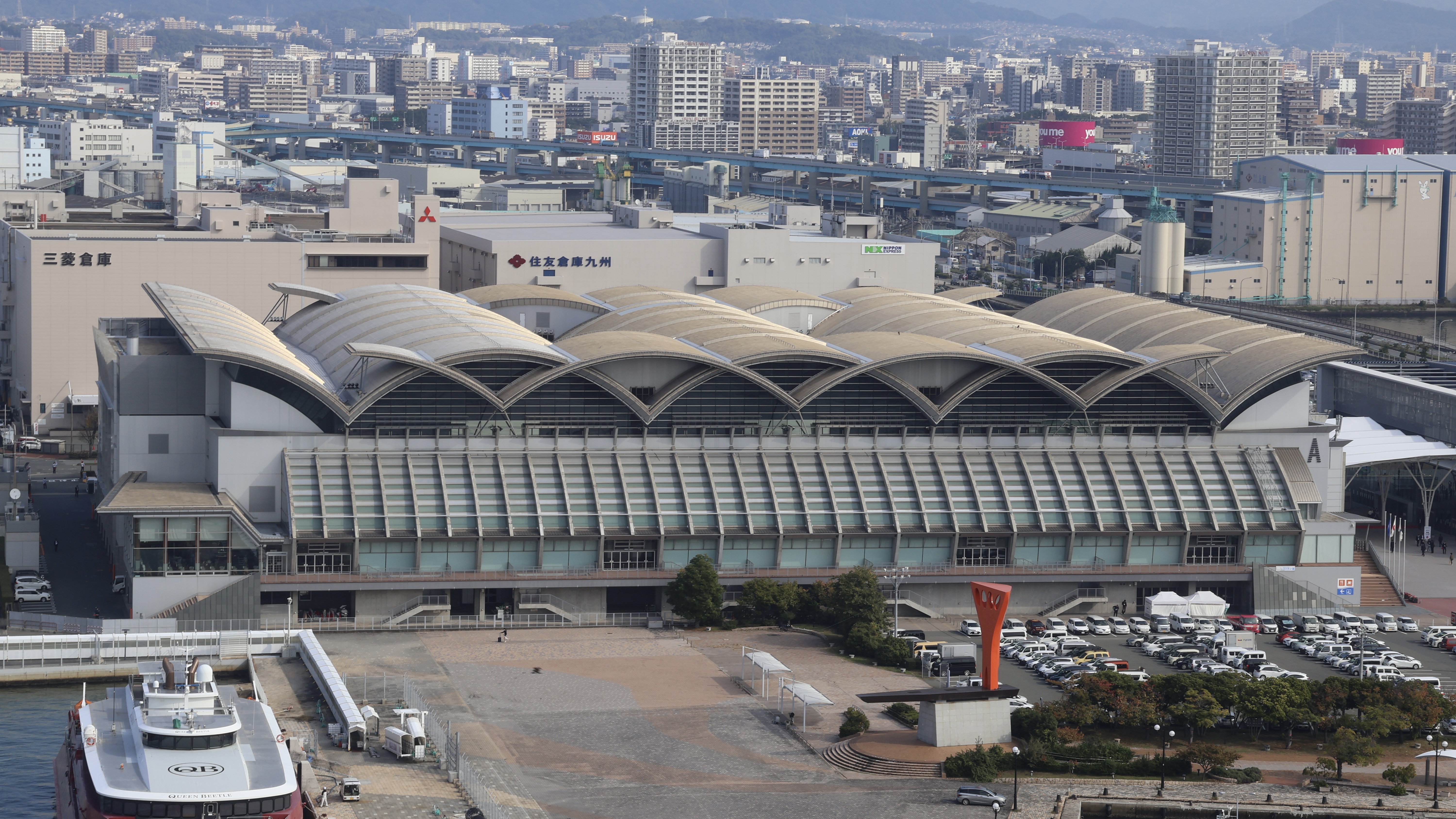 上空から見たマリンメッセ福岡A館と港側広場