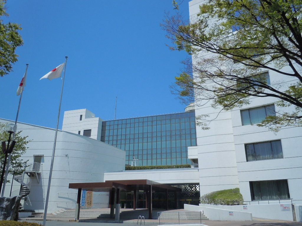 いわき市文化センターの入口と外観
