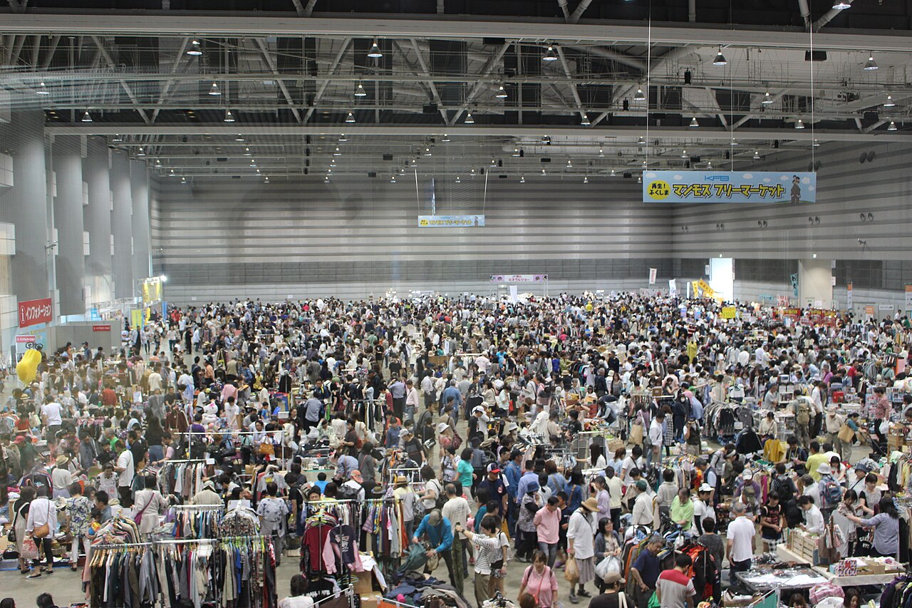 ビッグパレットふくしまの展示ホールで行われるフリーマーケット