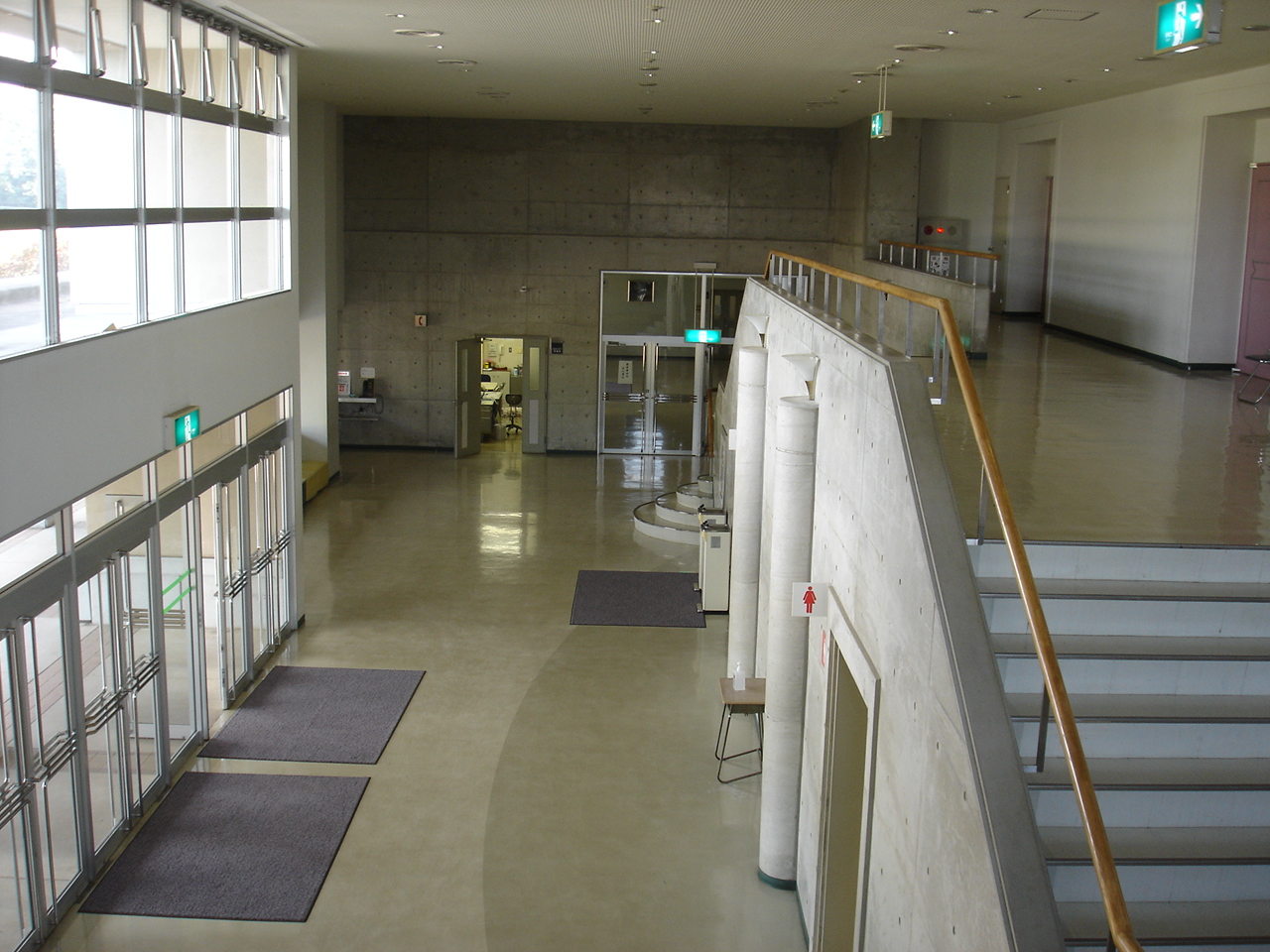 矢吹町文化センターのロビーと階段