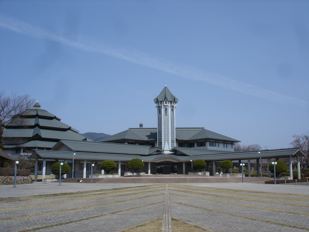 観月台文化センターの正面外観と中央塔