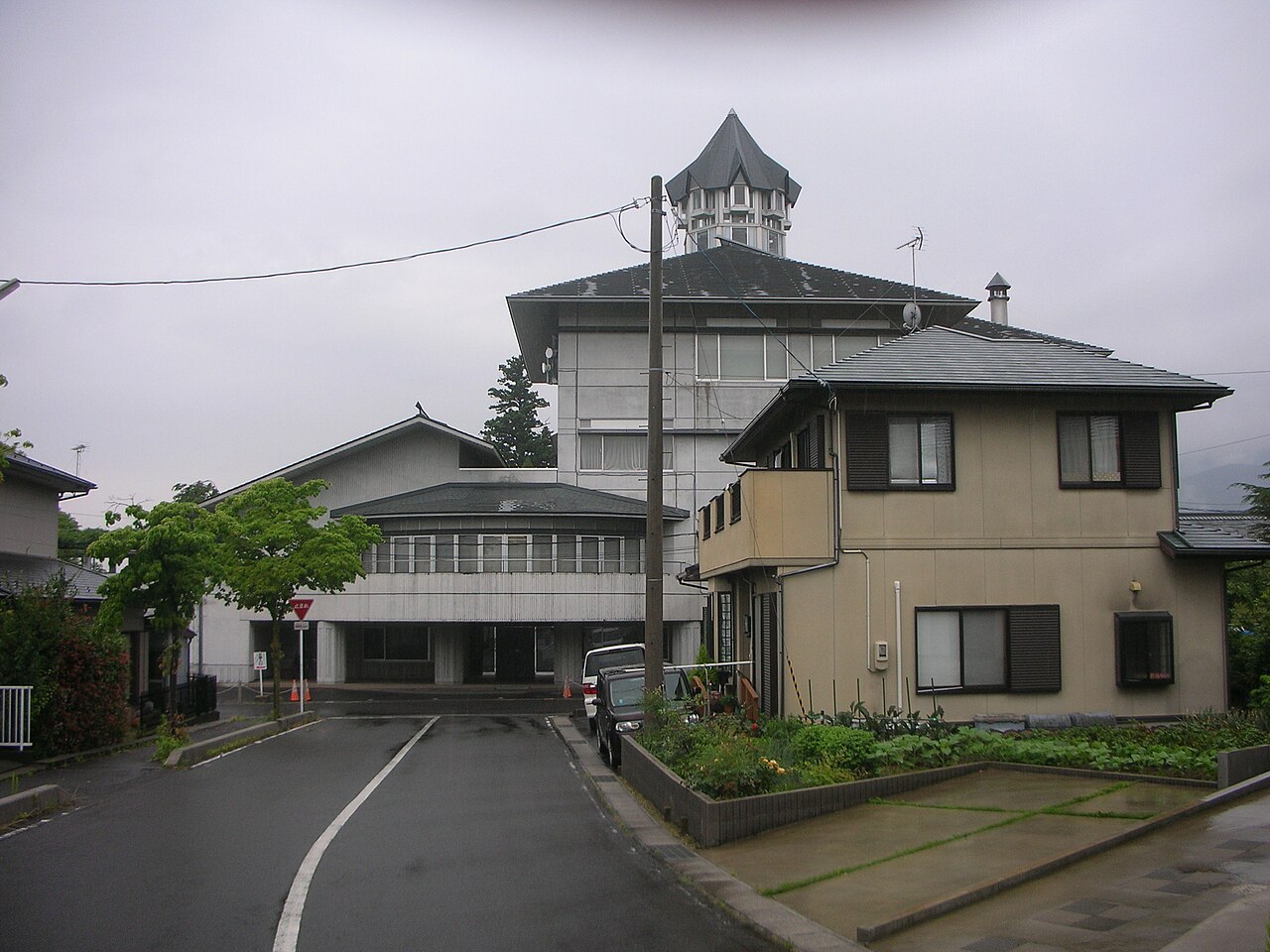 住宅地側から見た観月台文化センターの塔屋